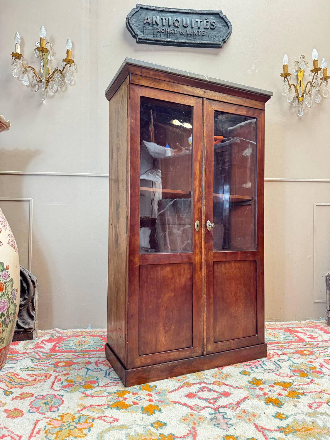 Display cabinet forming a mahogany card index from the restoration period