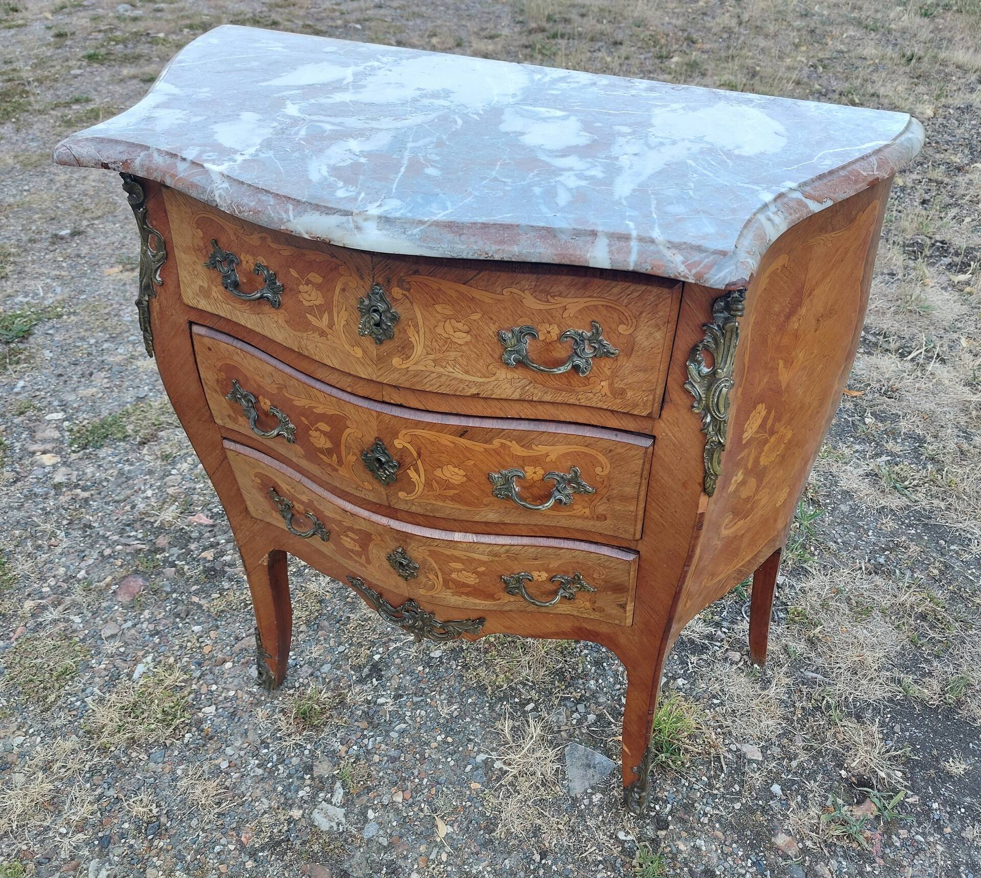 Curved commode in rosewood, Louis XV style.