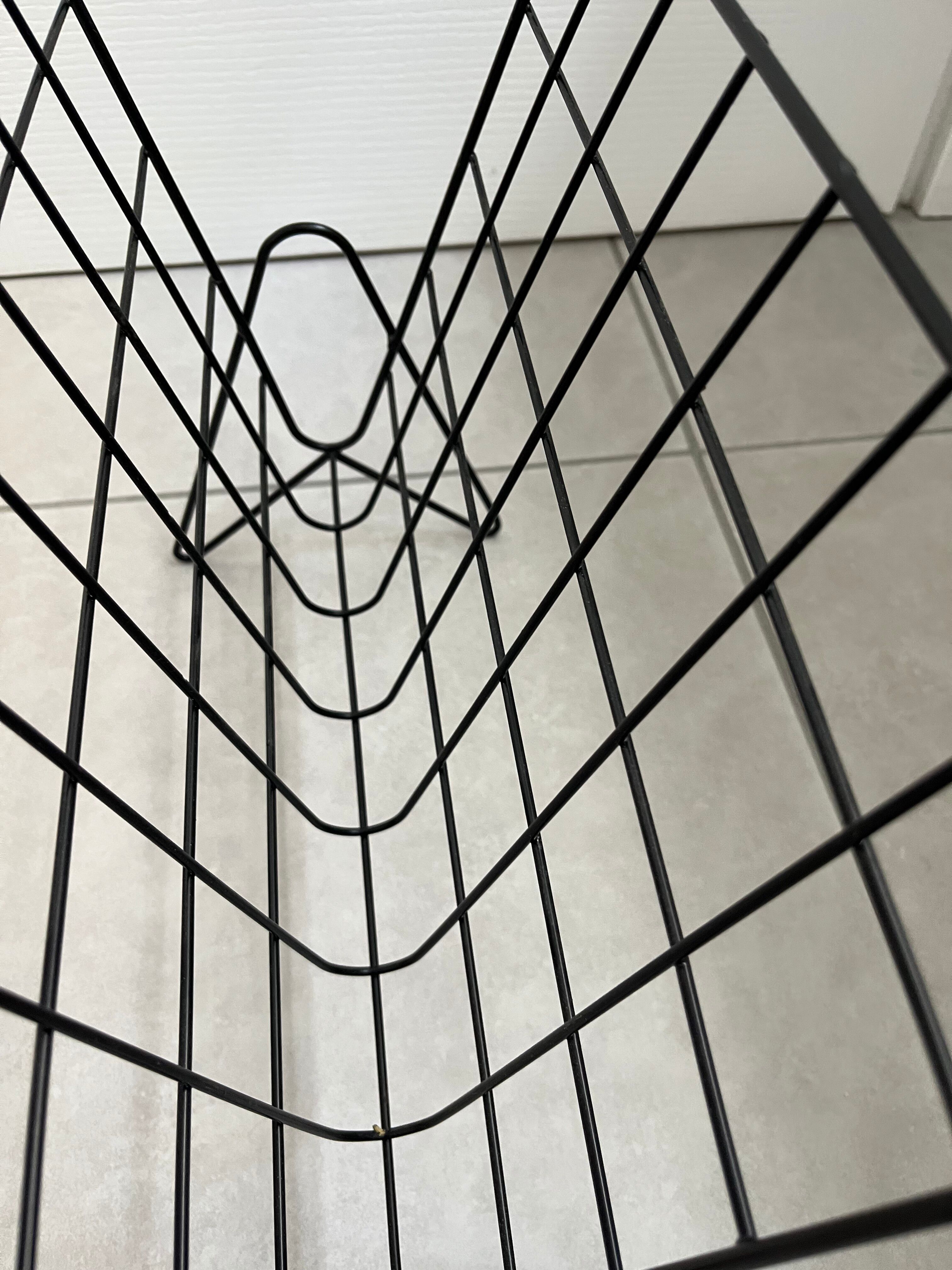 Black metal wire magazine rack