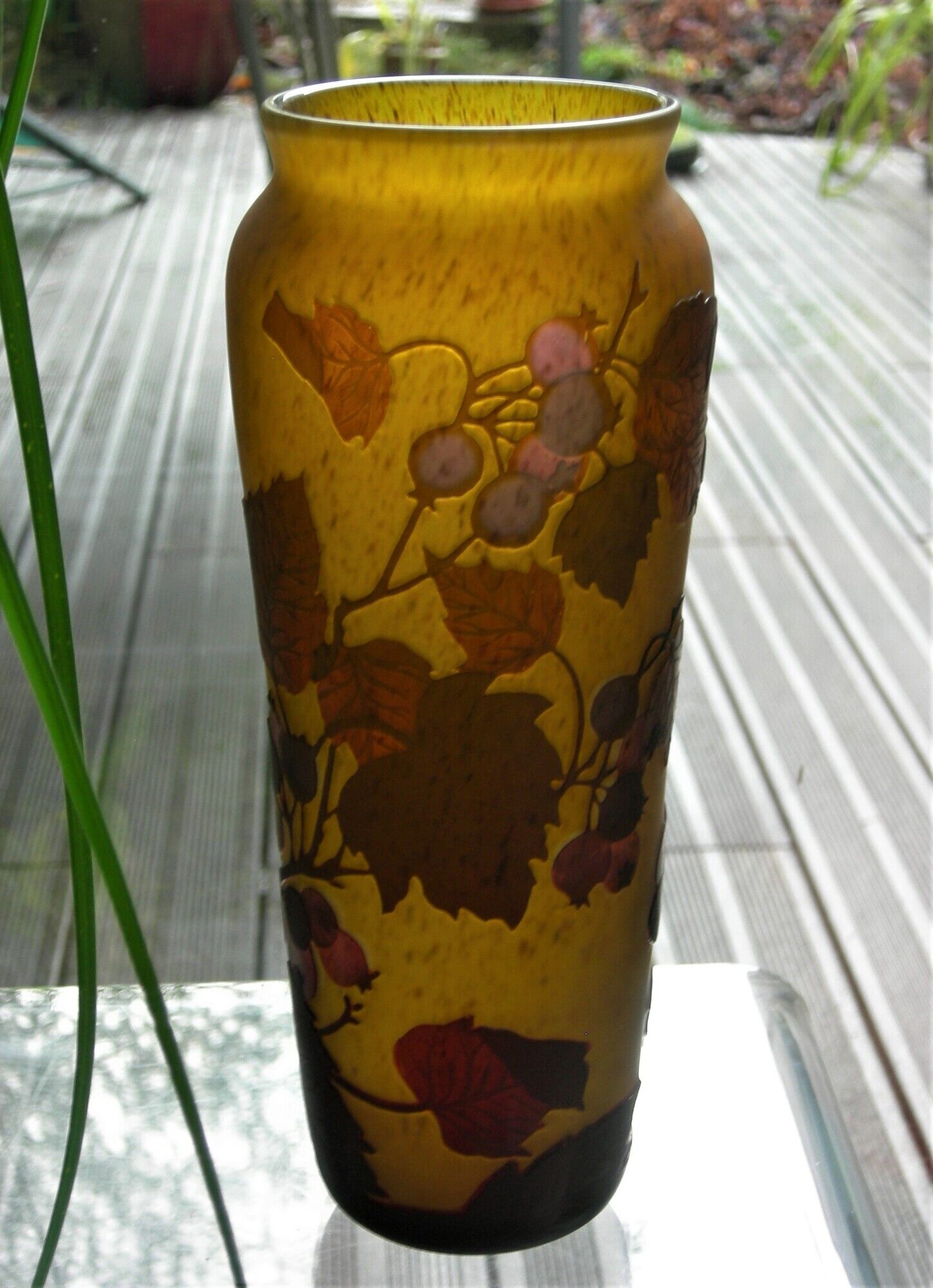 Daum Nancy's art nouveau-style vase with red brown with rosehip decoration