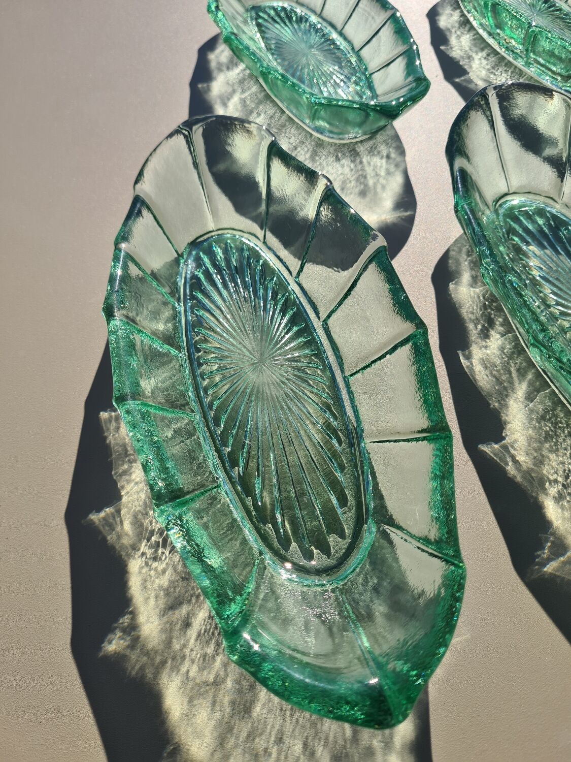 Ensemble de 5 petits plats en verre
pressé vert - Style Art Déco / Vin