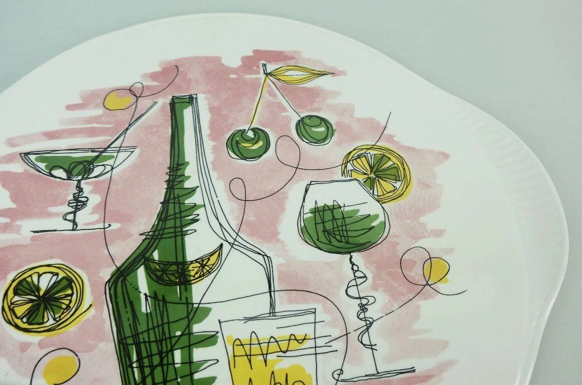 Assiette à gâteau des années 1950 avec de beaux décors de cocktail et de bar à grünstadt.