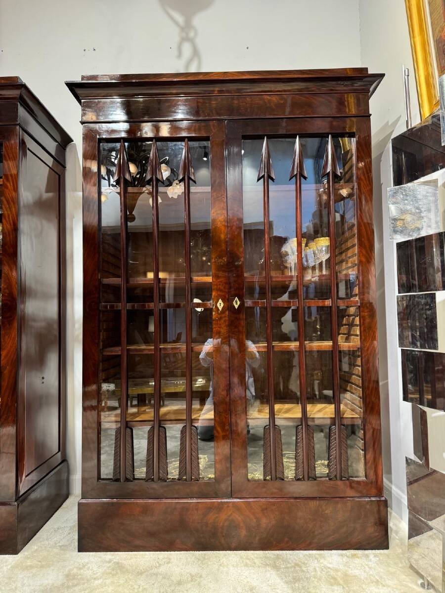 Pair of Empire period mahogany bookcases with flame pattern from the 19th century.