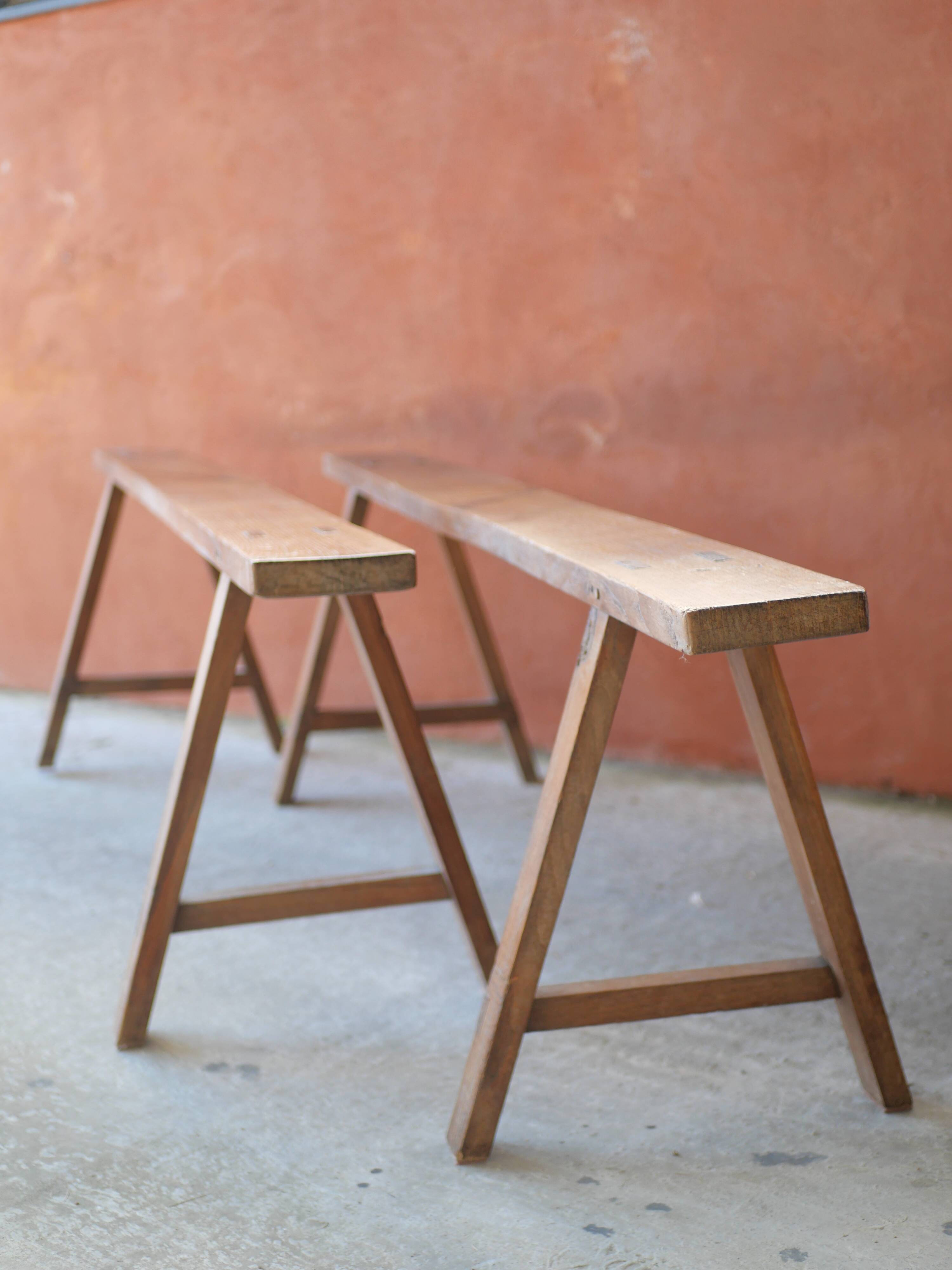 Paire de bancs de ferme en bois