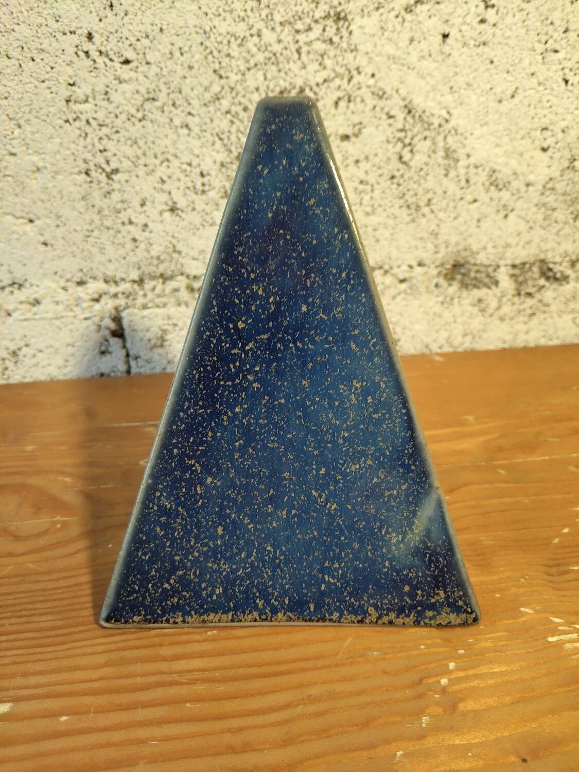 Soliflore pyramide en céramique émaillée bleu profond – pièce signée