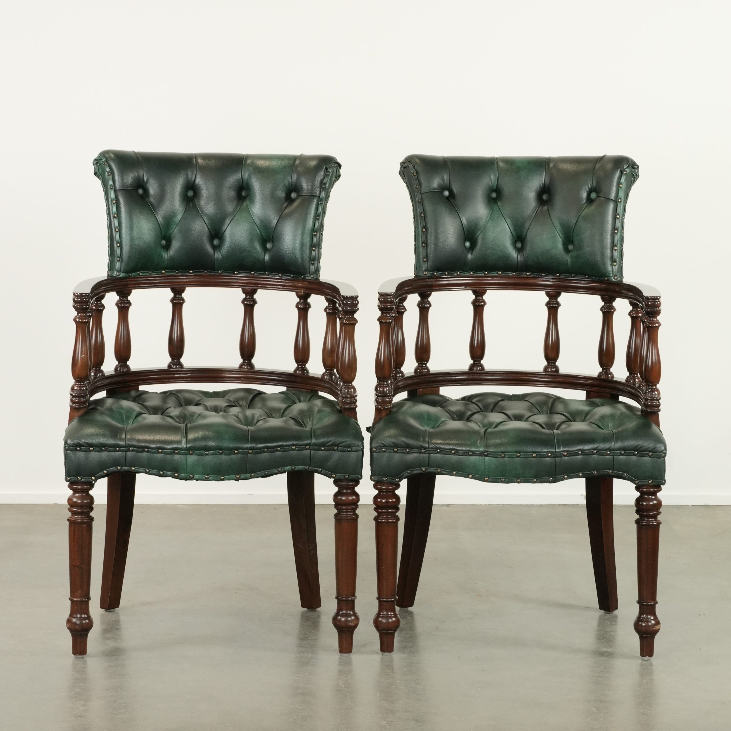 Ensemble de deux chaises de bureau Chesterfield en cuir de vachette vert de style anglais.