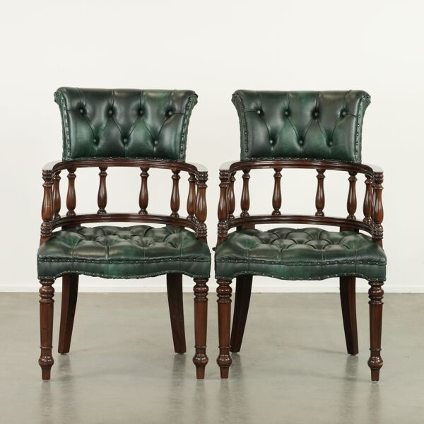 Ensemble de deux chaises de bureau Chesterfield en cuir de vachette vert de style anglais.