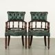 Ensemble de deux chaises de bureau Chesterfield en cuir de vachette vert de style anglais.