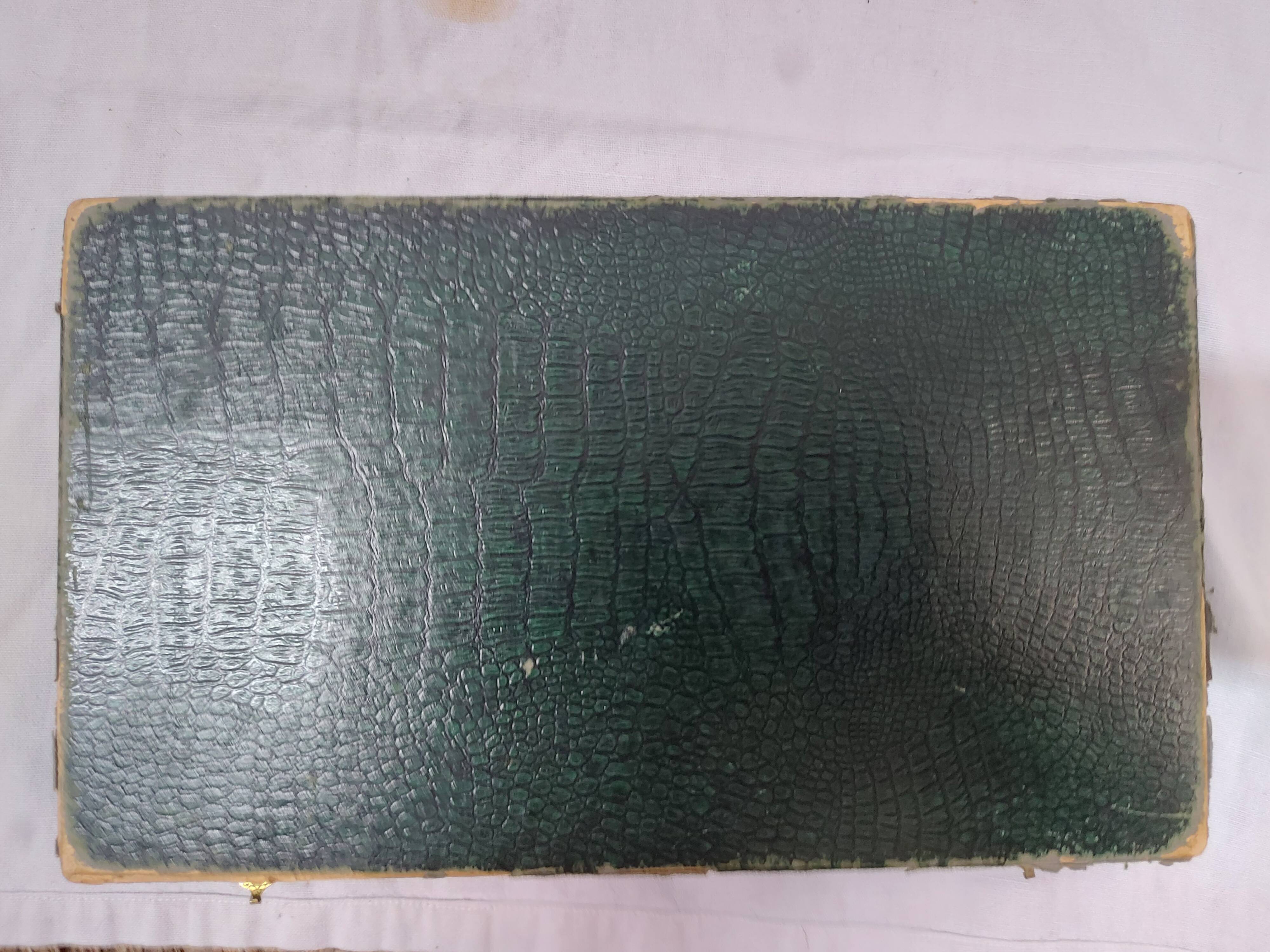 12 mother-of-pearl knives, early mid-20th century