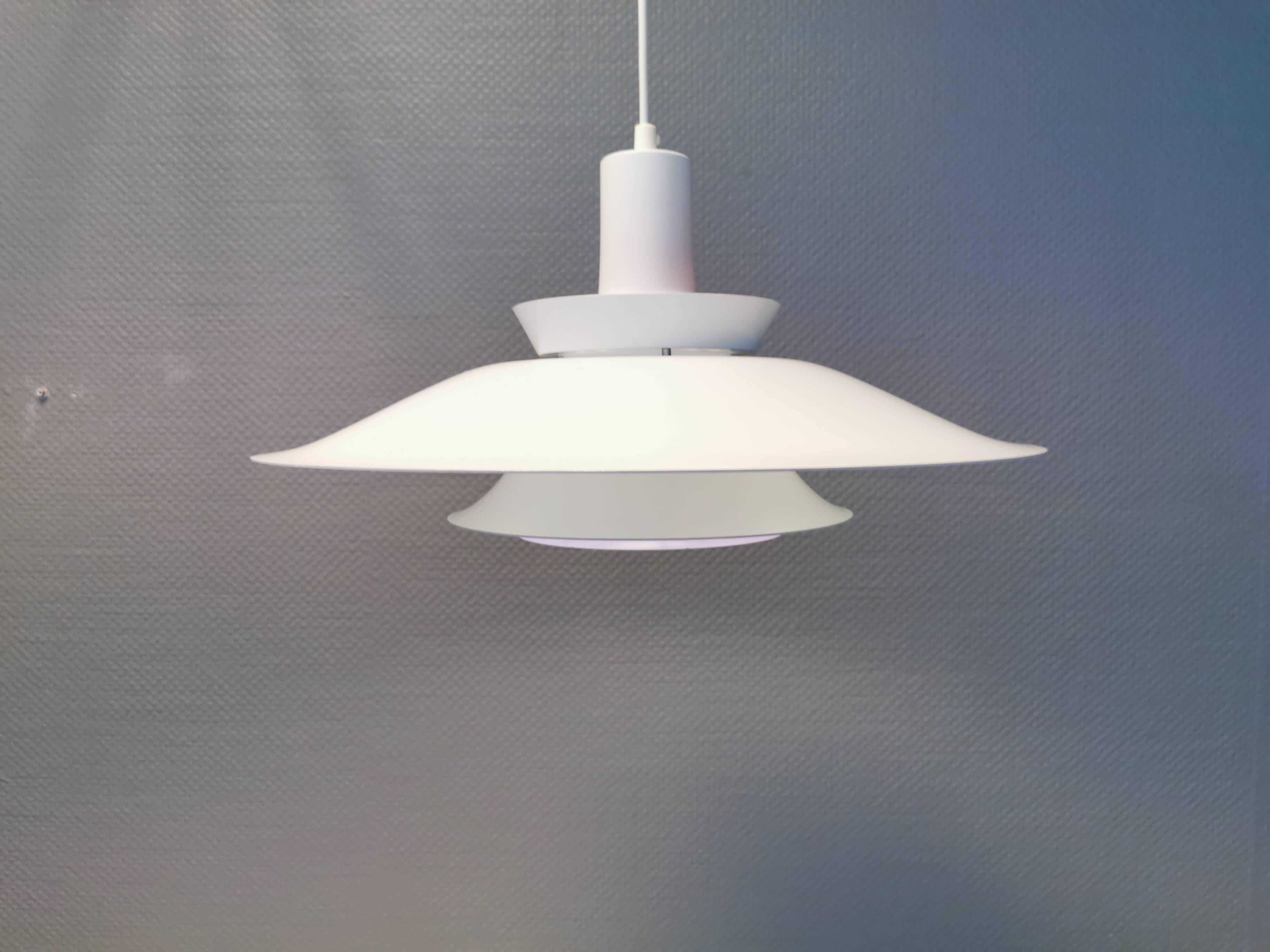 Lampe suspendue années 1970-80 du danois ES Horn, en belle laque blanche avec contraste violet/rouge