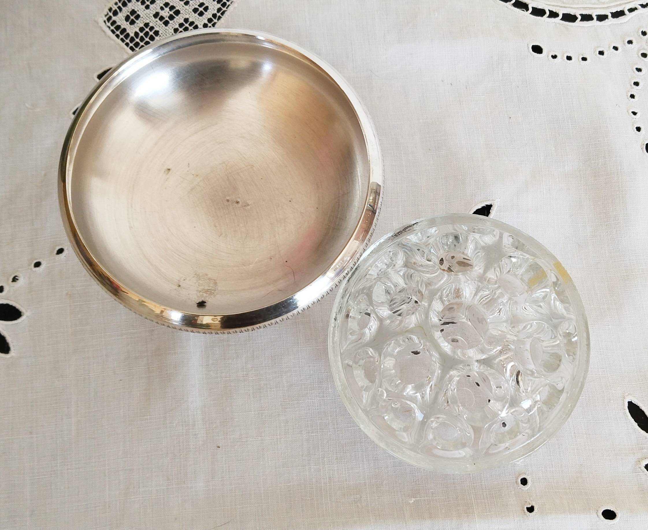 Pique fleurs à piedouche en métal argenté et verre , grenouille