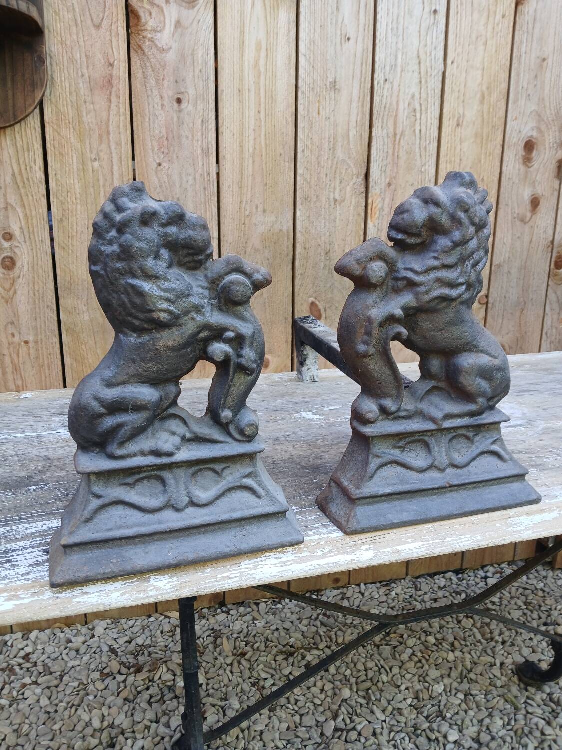 Paire de chenets lions en fonte