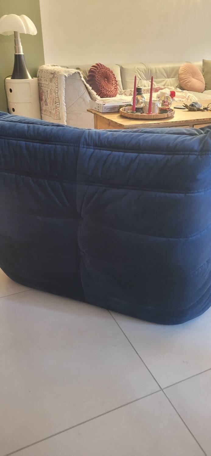 Chauffeuse Togo Ligne Roset bleu roi