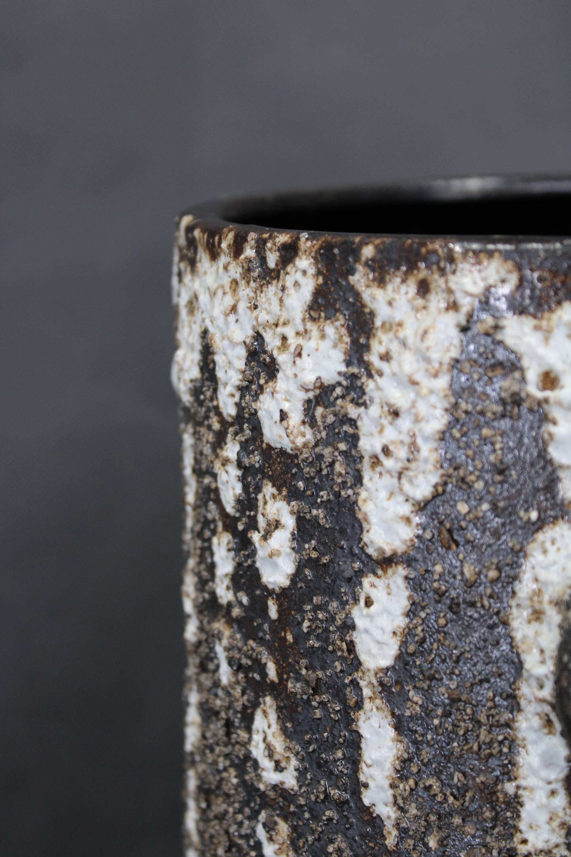 Vase brutaliste européen en céramique à surface texturée imitant la lave, années 1970