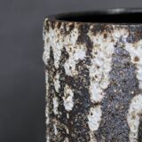 Vase brutaliste européen en céramique à surface texturée imitant la lave, années 1970