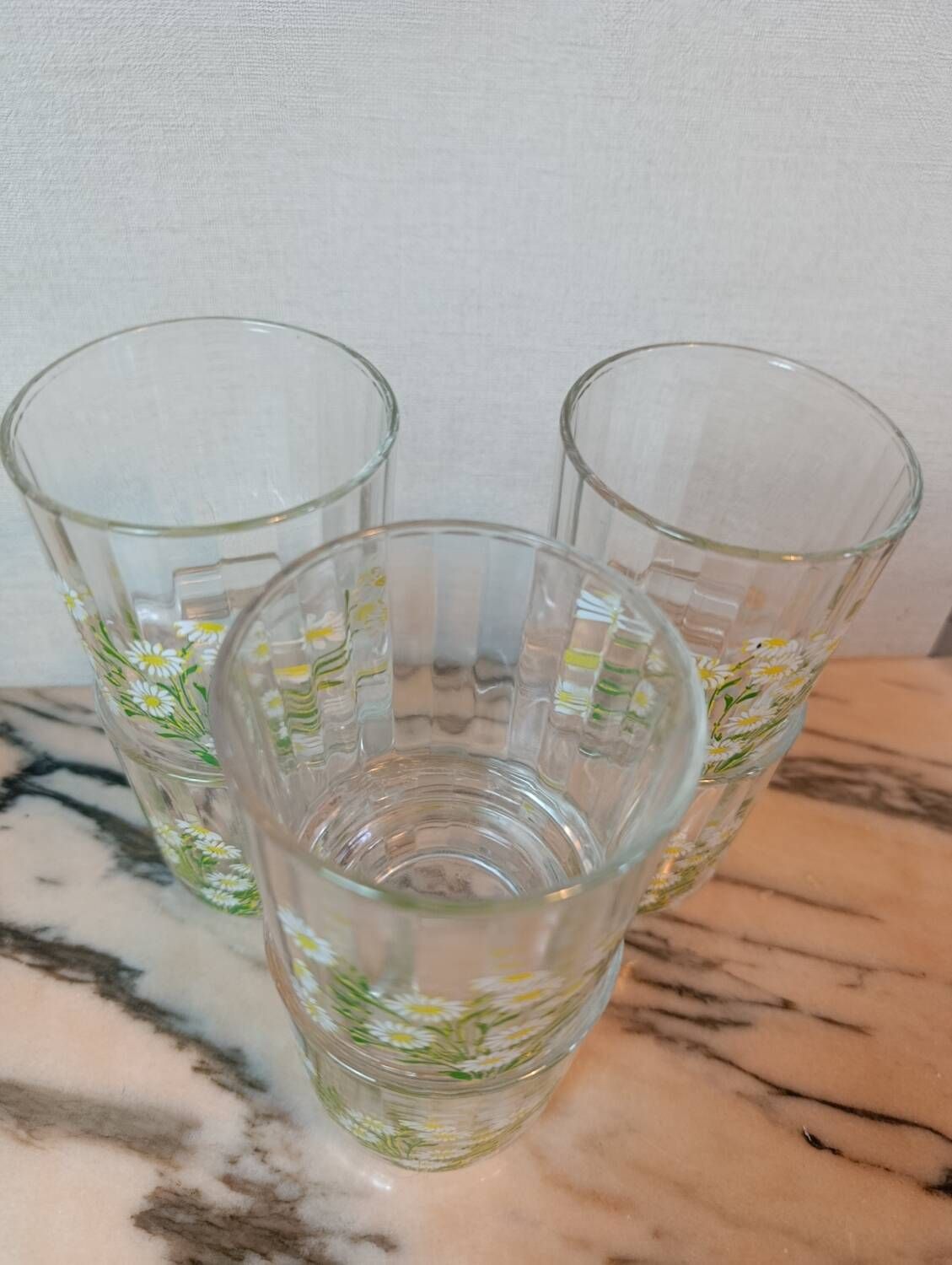 Orangeade service with a jug and six glasses featuring a daisy pattern.