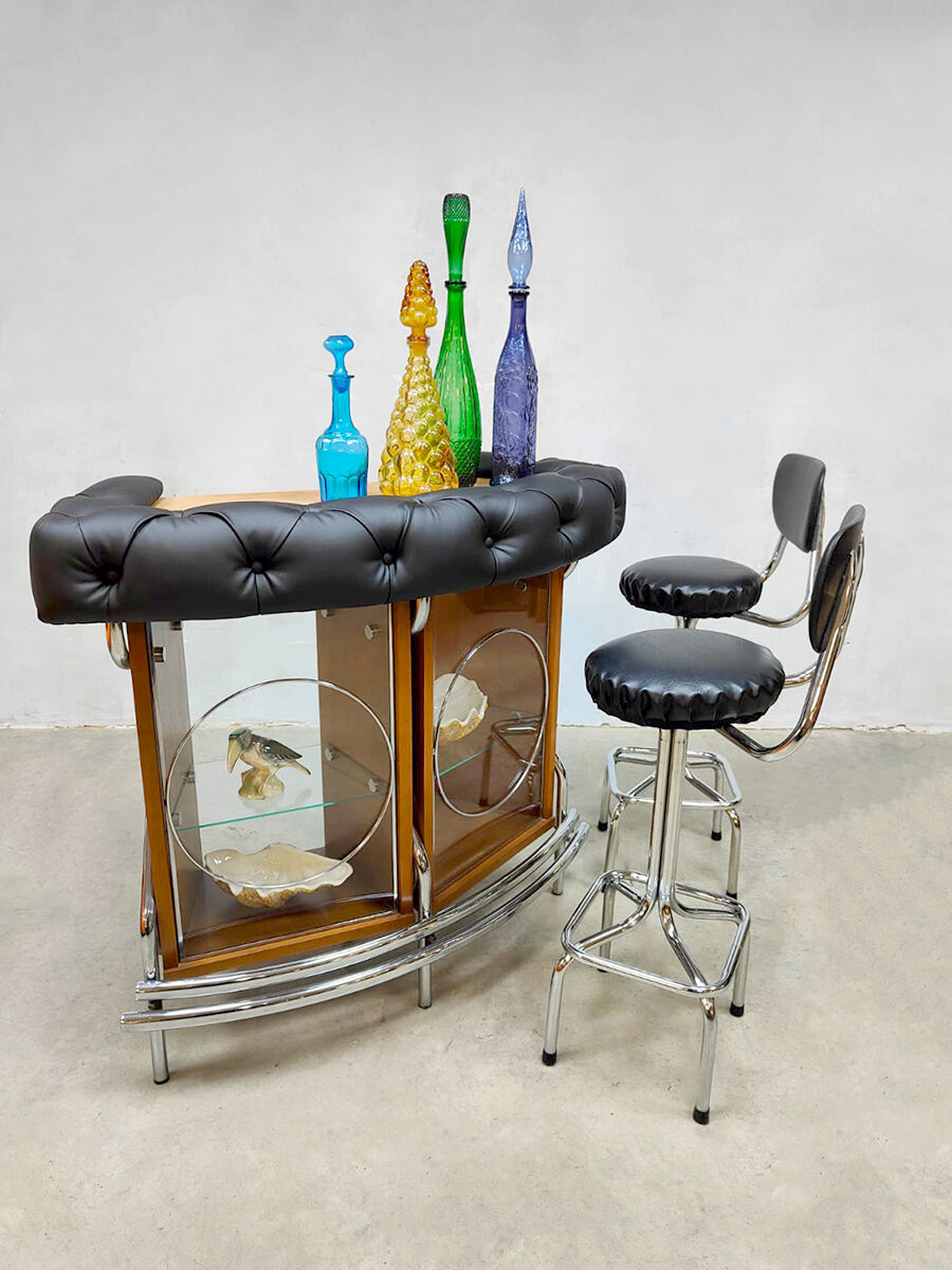 Vintage retro seventies cocktail bar 'Mad-Men style'