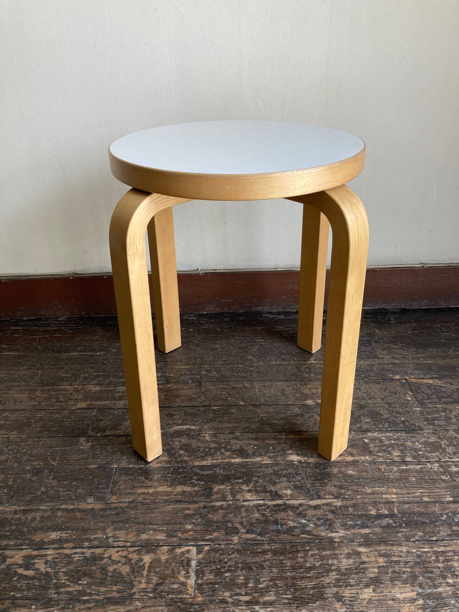 Tabouret Alvar Aalto e60 édition Artek mélamine blanche