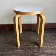 Tabouret Alvar Aalto e60 édition Artek mélamine blanche