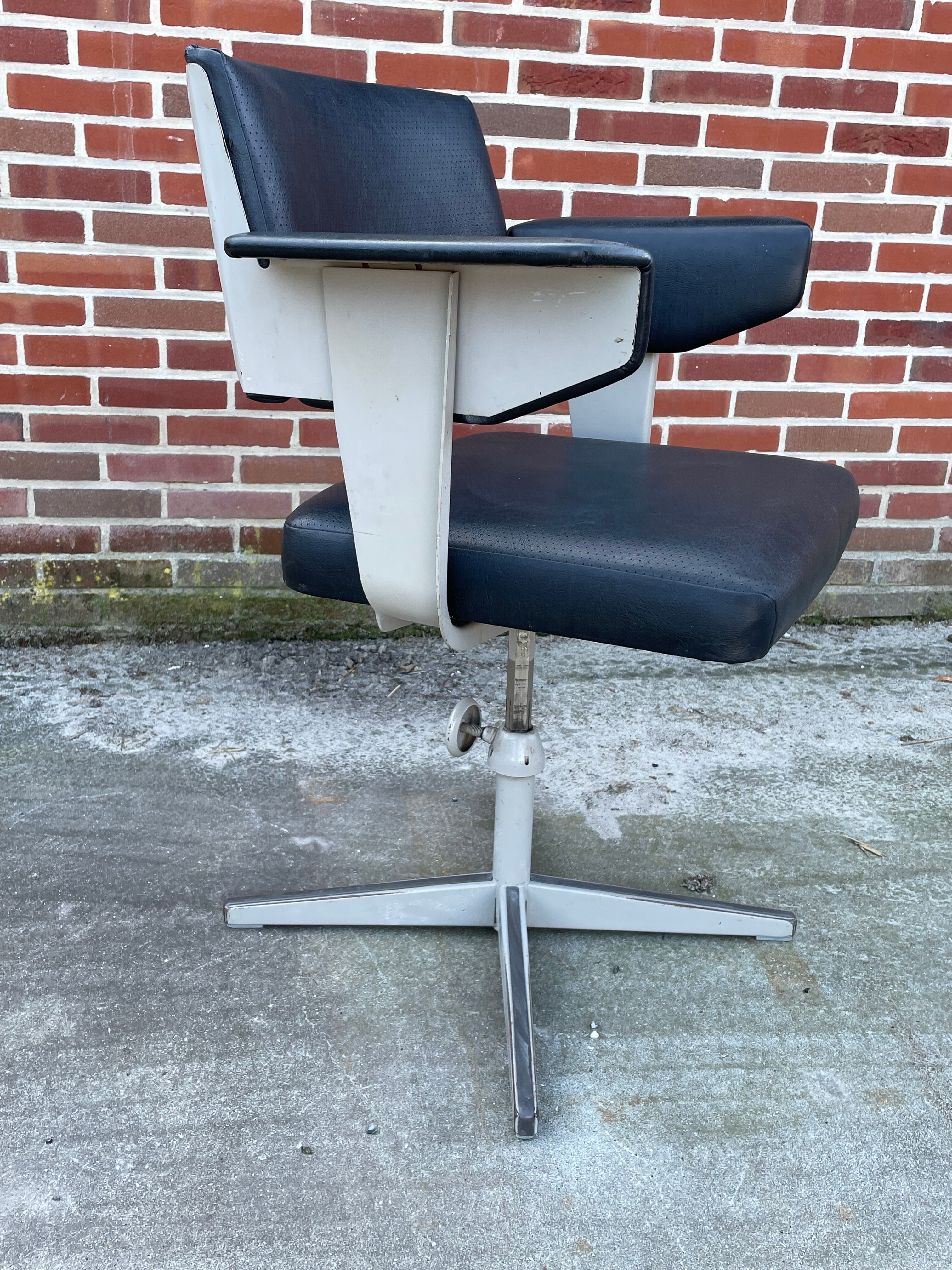 Friso kramer revolve desk chair for ahrend de cirkel 1960