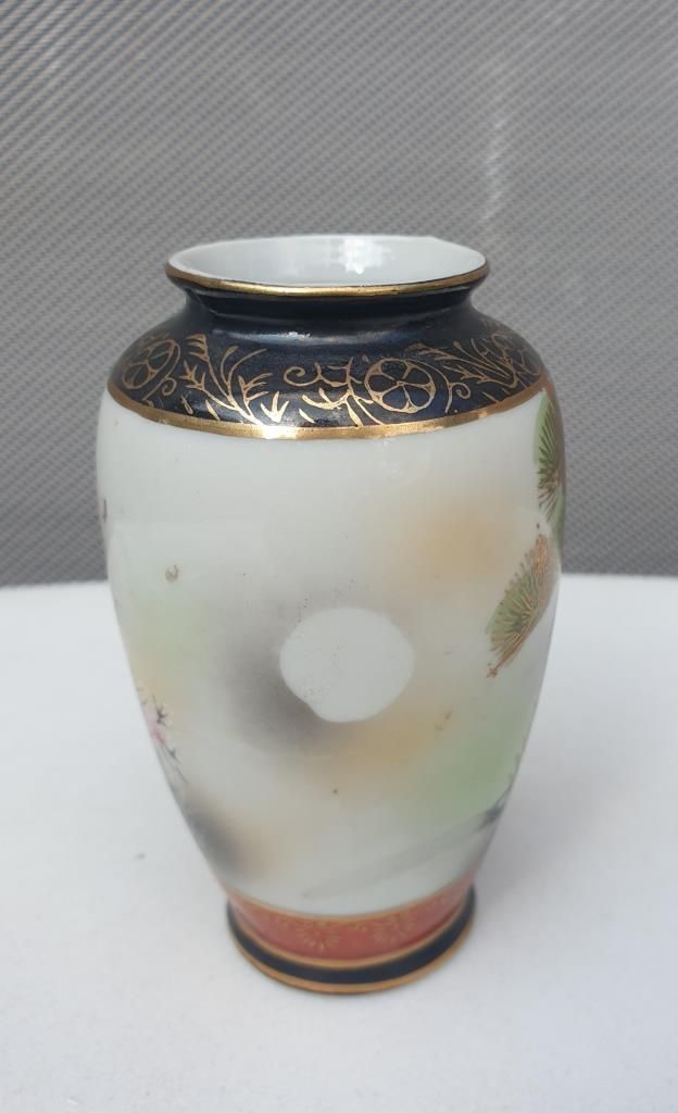 Small Japanese vase porcelain Satsuma couple of cranes