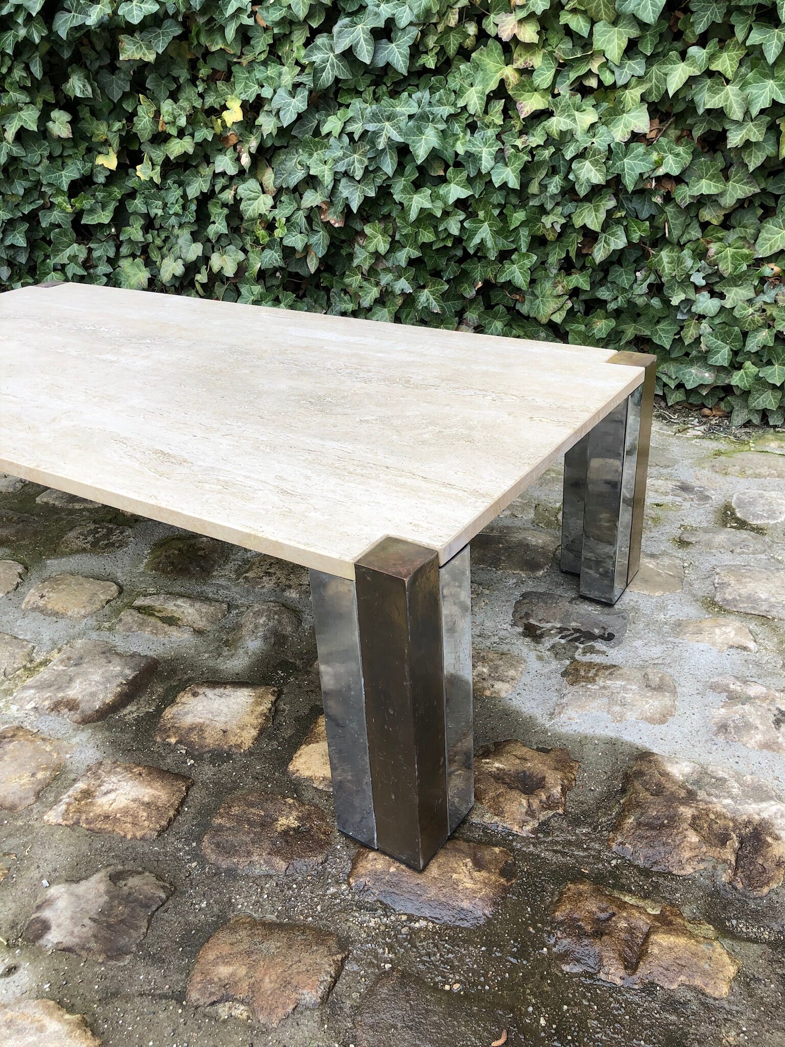 Table basse en travertin avec pieds bicolores