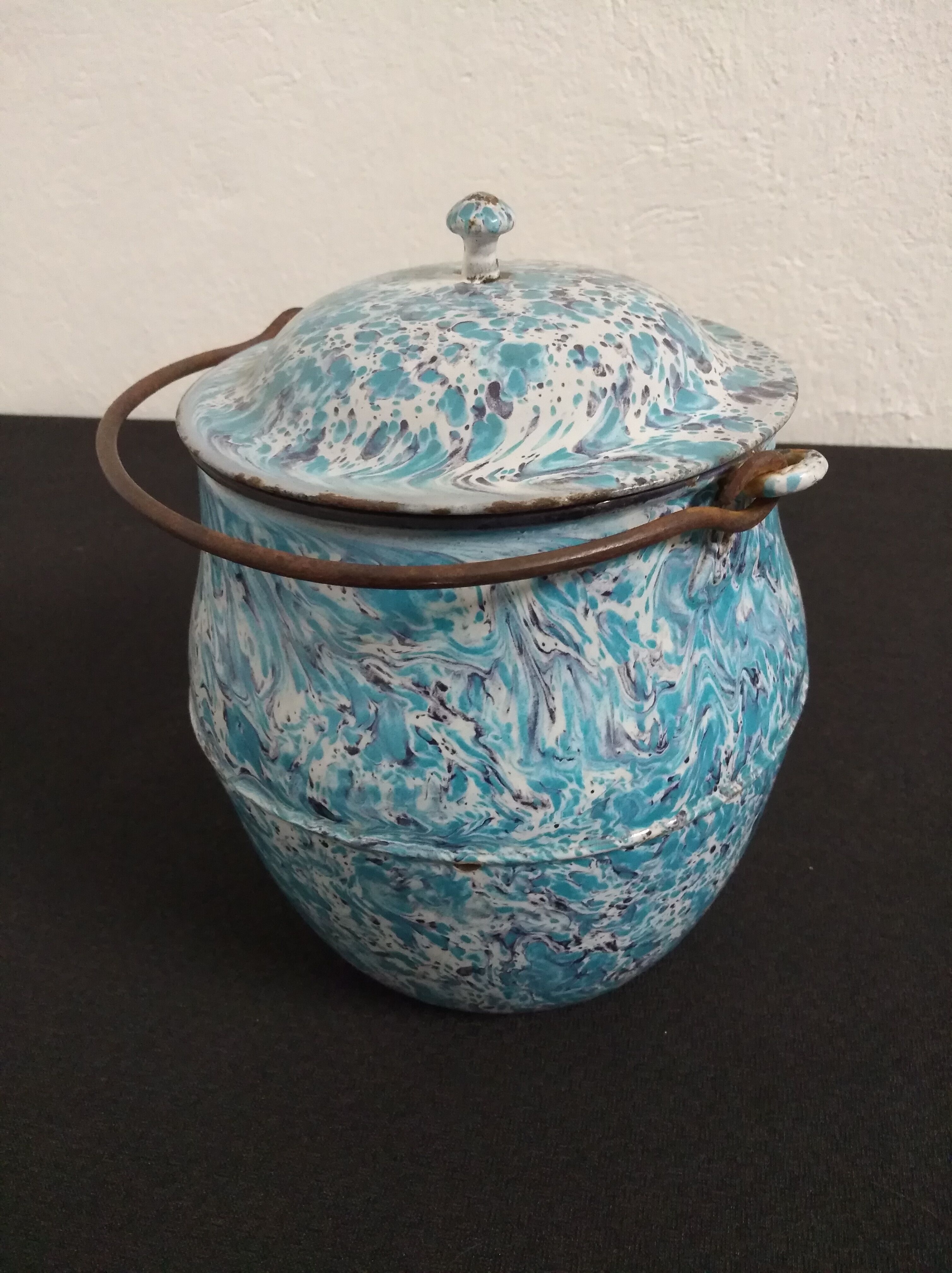 Enamelled pot