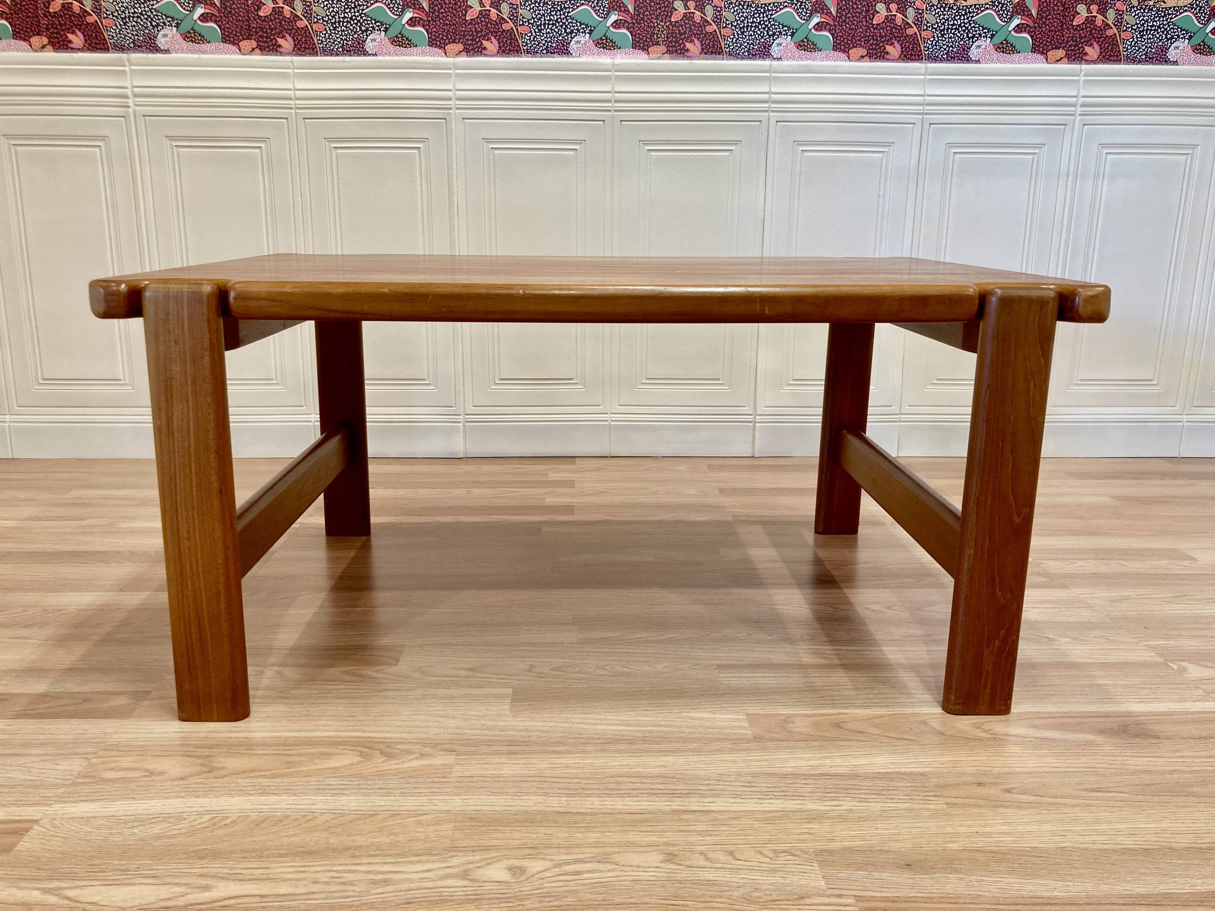 SCANDINAVIAN COFFEE TABLE "1960".