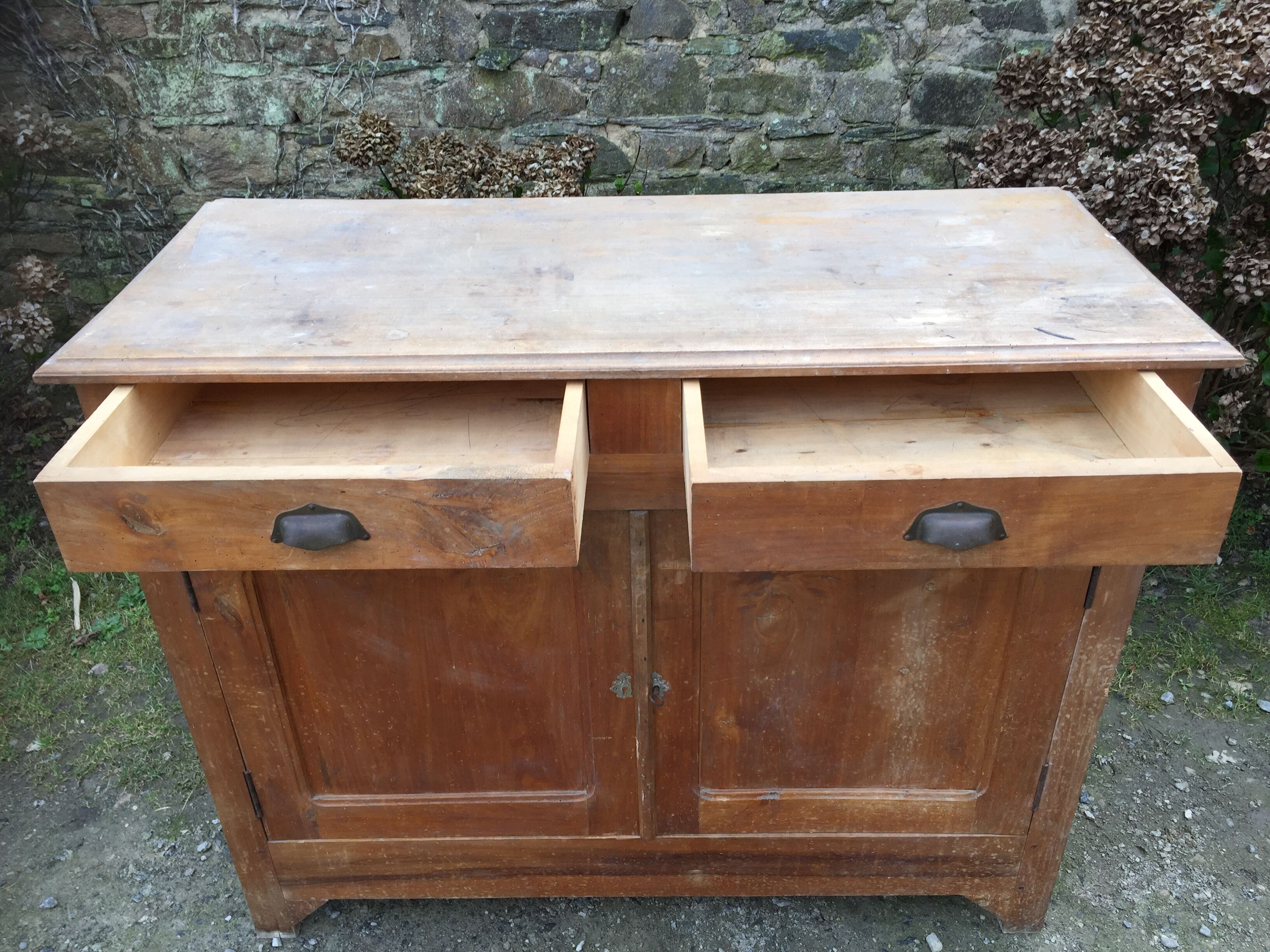 Buffet vintage parisien en bois de peuplier à 2 portes et 2 tiroirs.