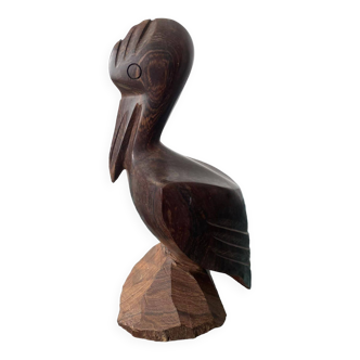 Pélican en bois sculpté. Bois sombre.