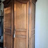 Bordeaux castle cabinet in walnut with gendarme hat