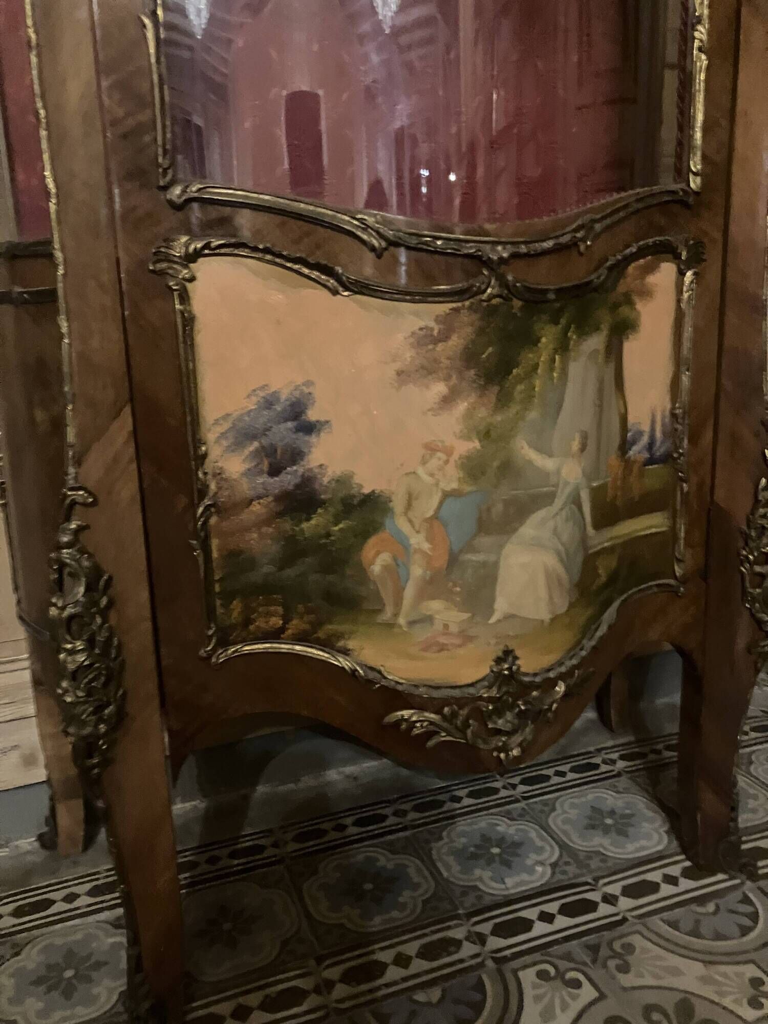 Display cabinet in Louis XV style from the late 19th century in painted wood.