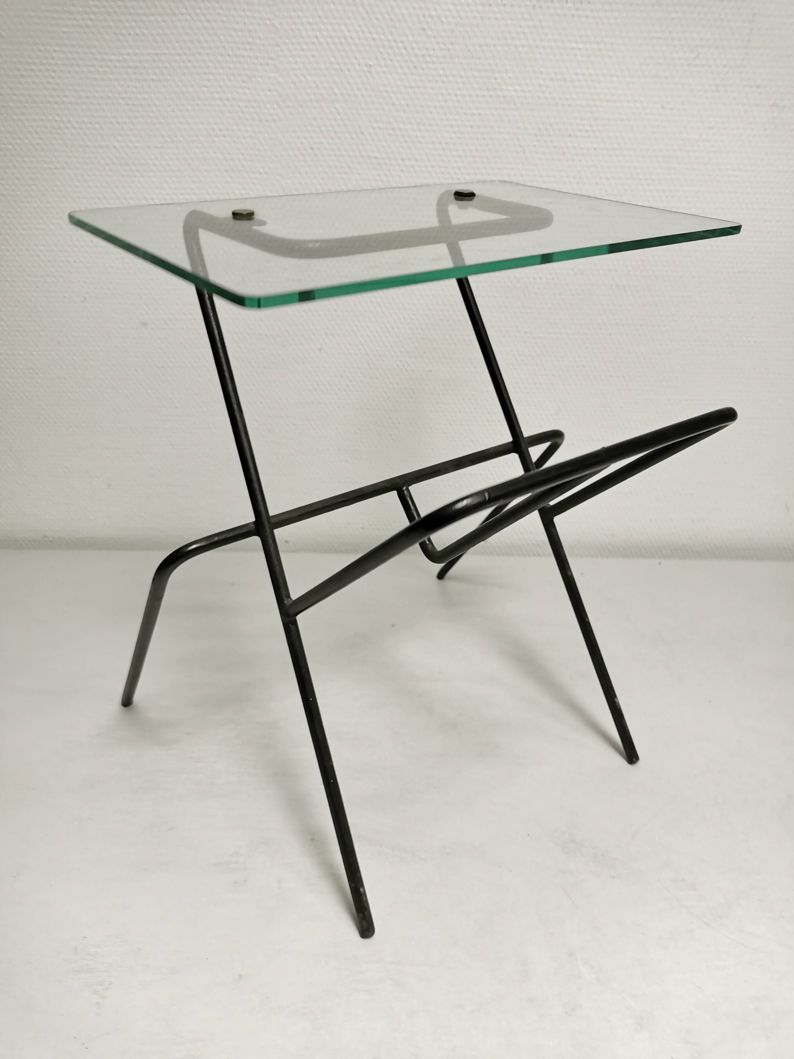 Side table / pedestal table magazine holder. 50's vintage design