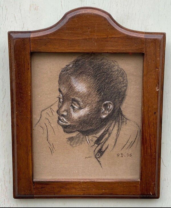 Tableau ancien portrait de garçon noir au fusain cadre en bois signé RD 96