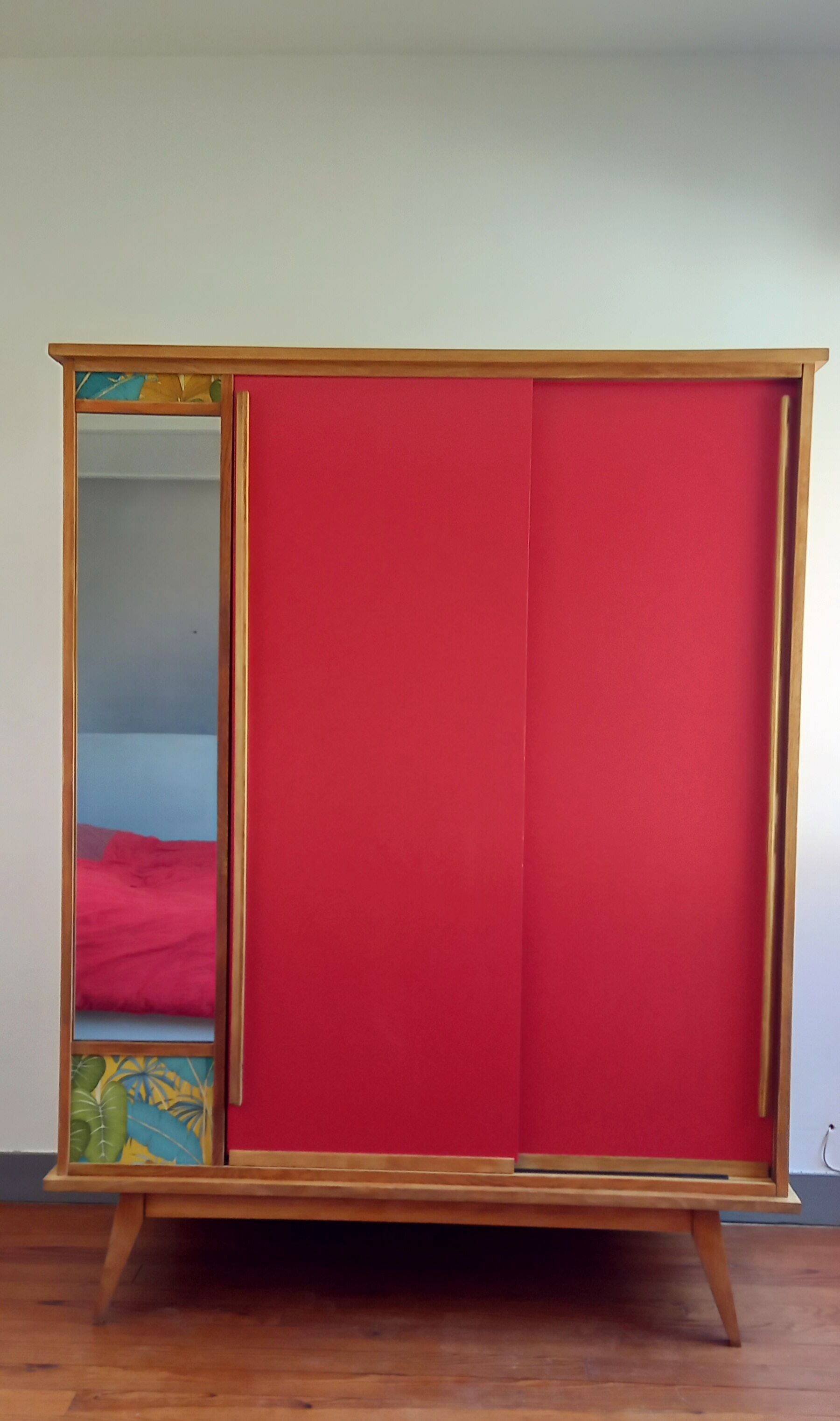 Armoire pieds compas relookée