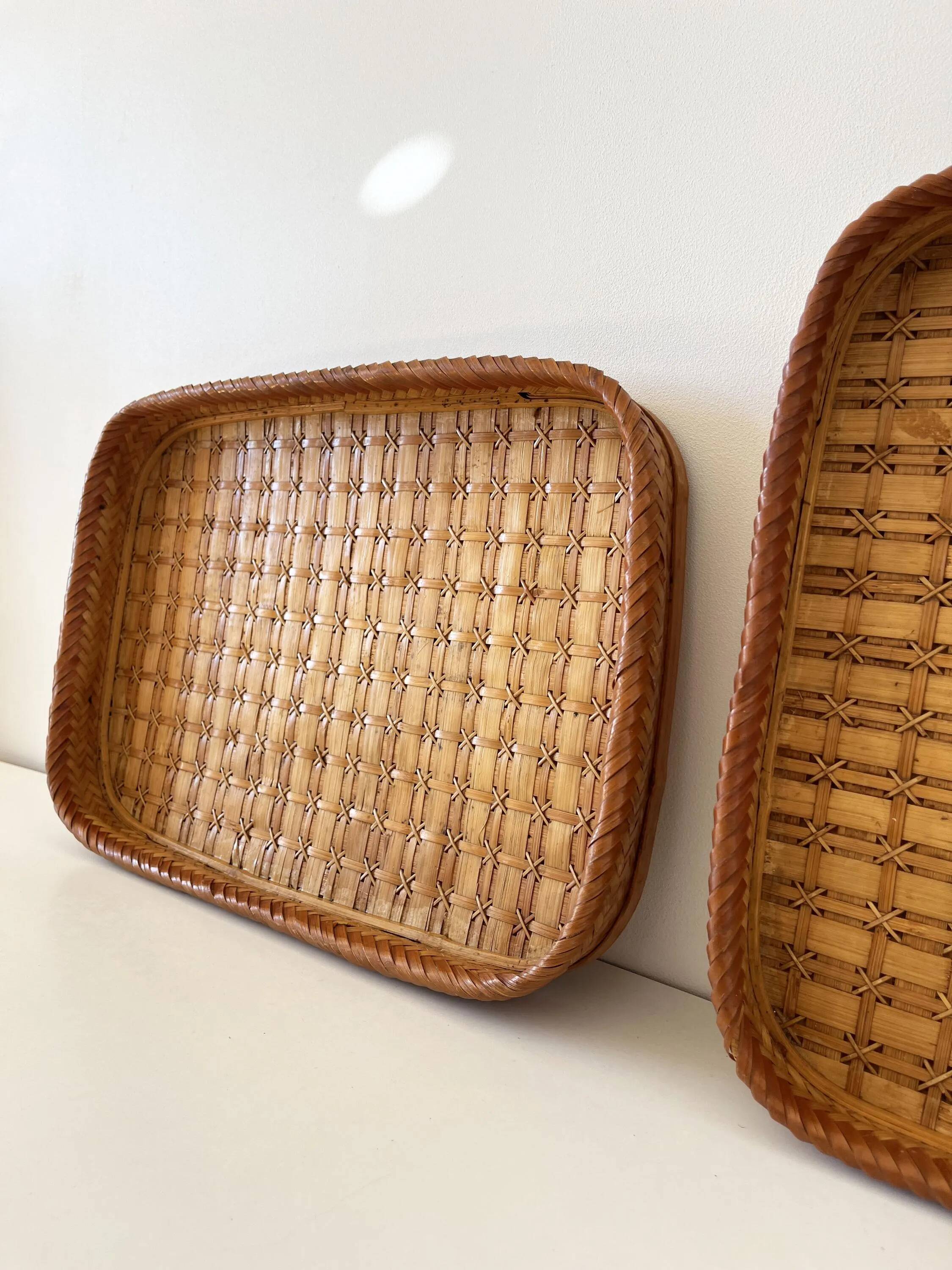 Ensemble de plateaux ancien en bois et feuille de palmier