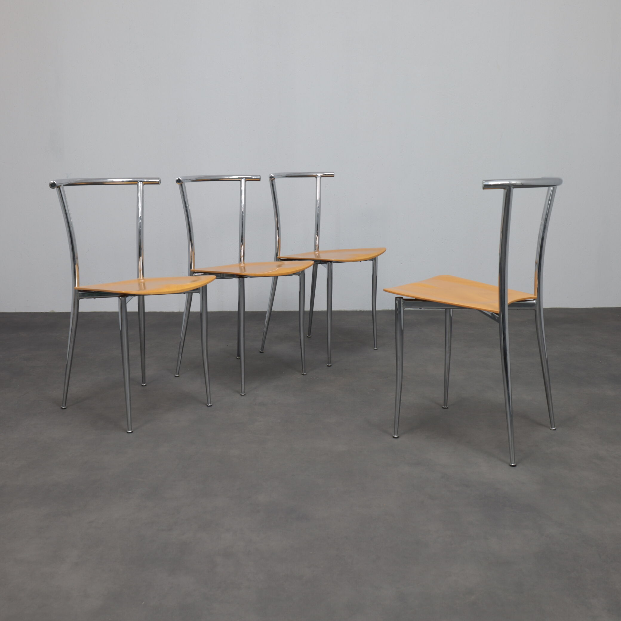 Ensemble rare de 4 chaises de salle à manger postmodernes par Segis, Italie, années 1990.