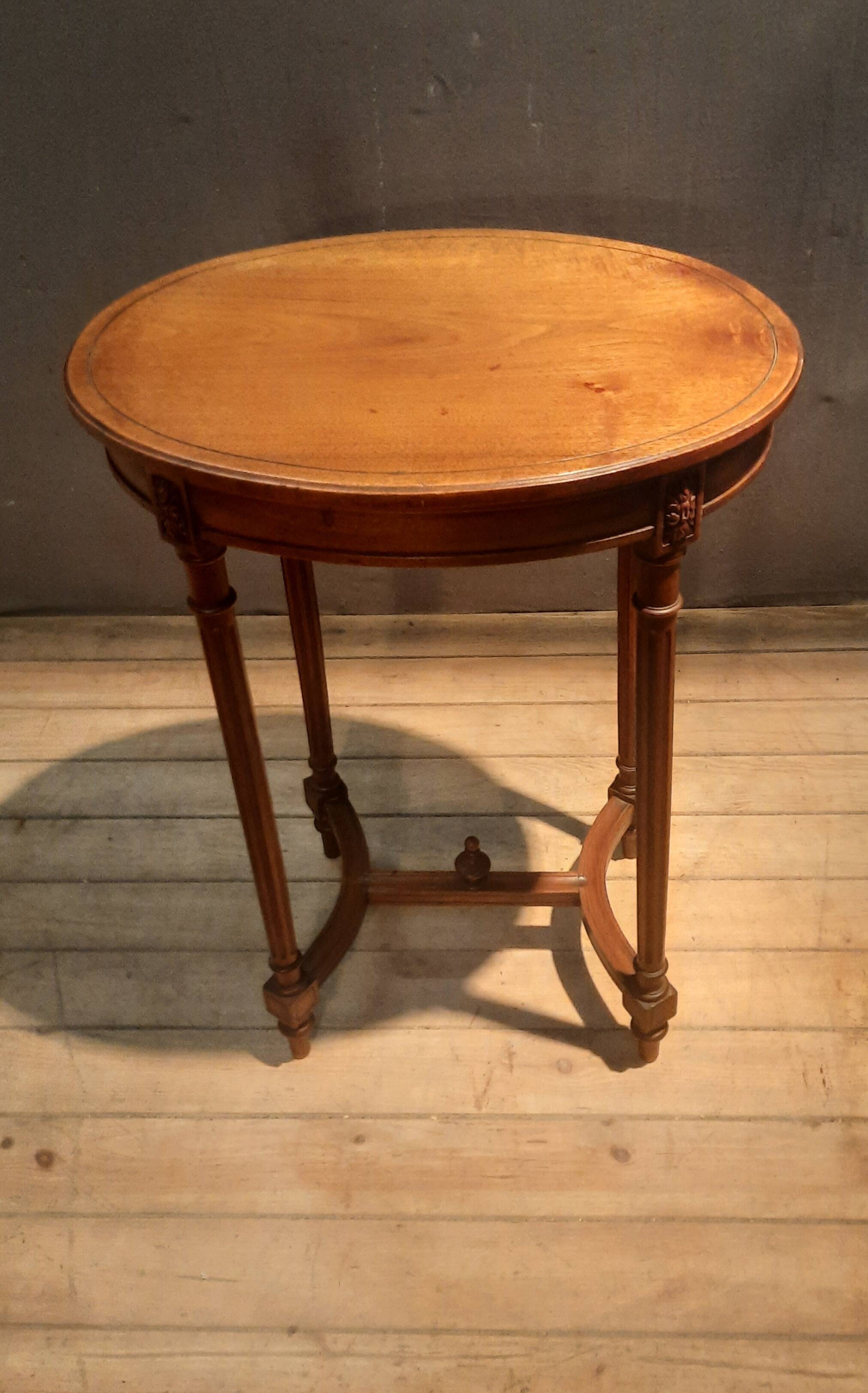 Gueridon oval  style Louis XVI
