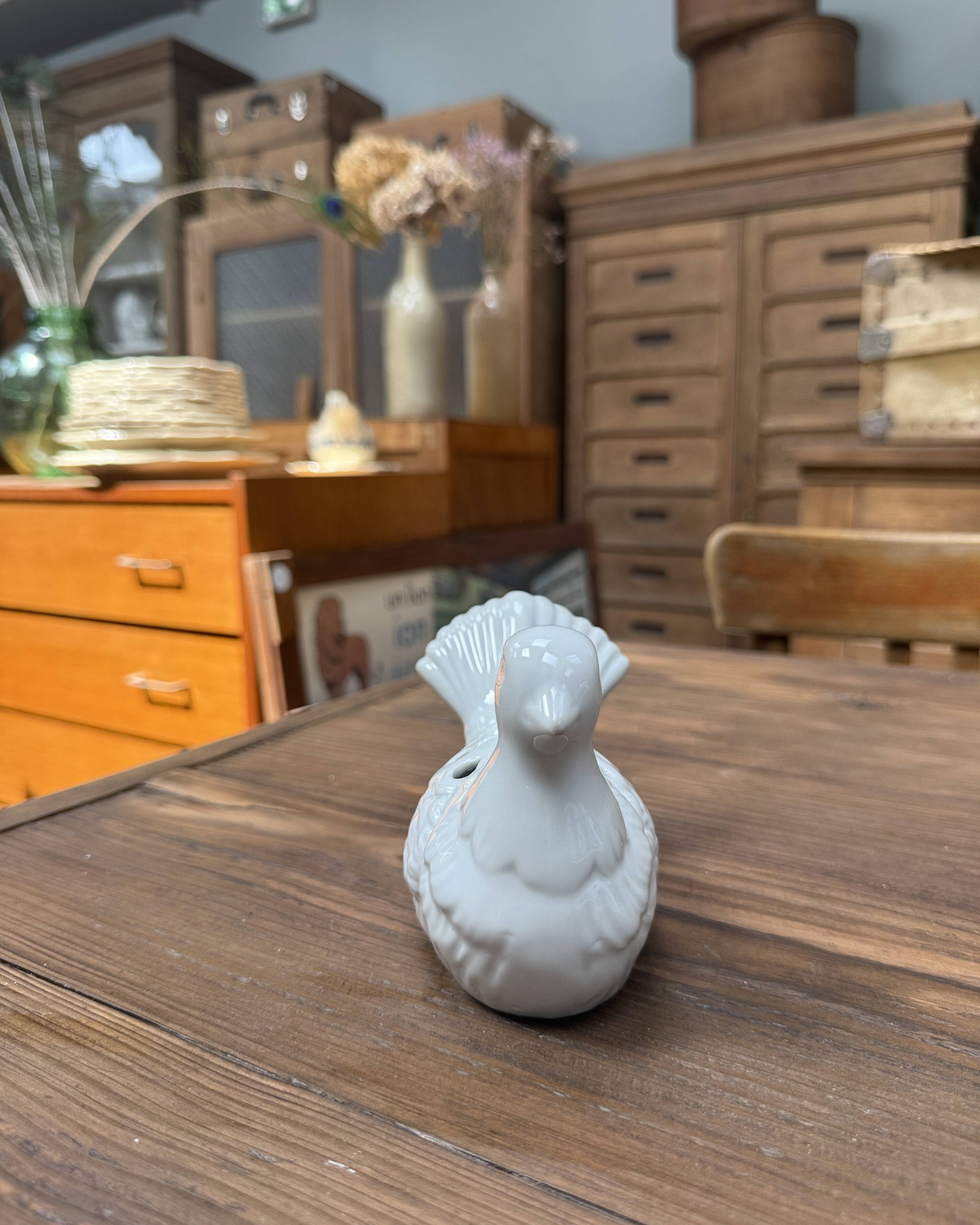 Pique fleurs colombe en porcelaine