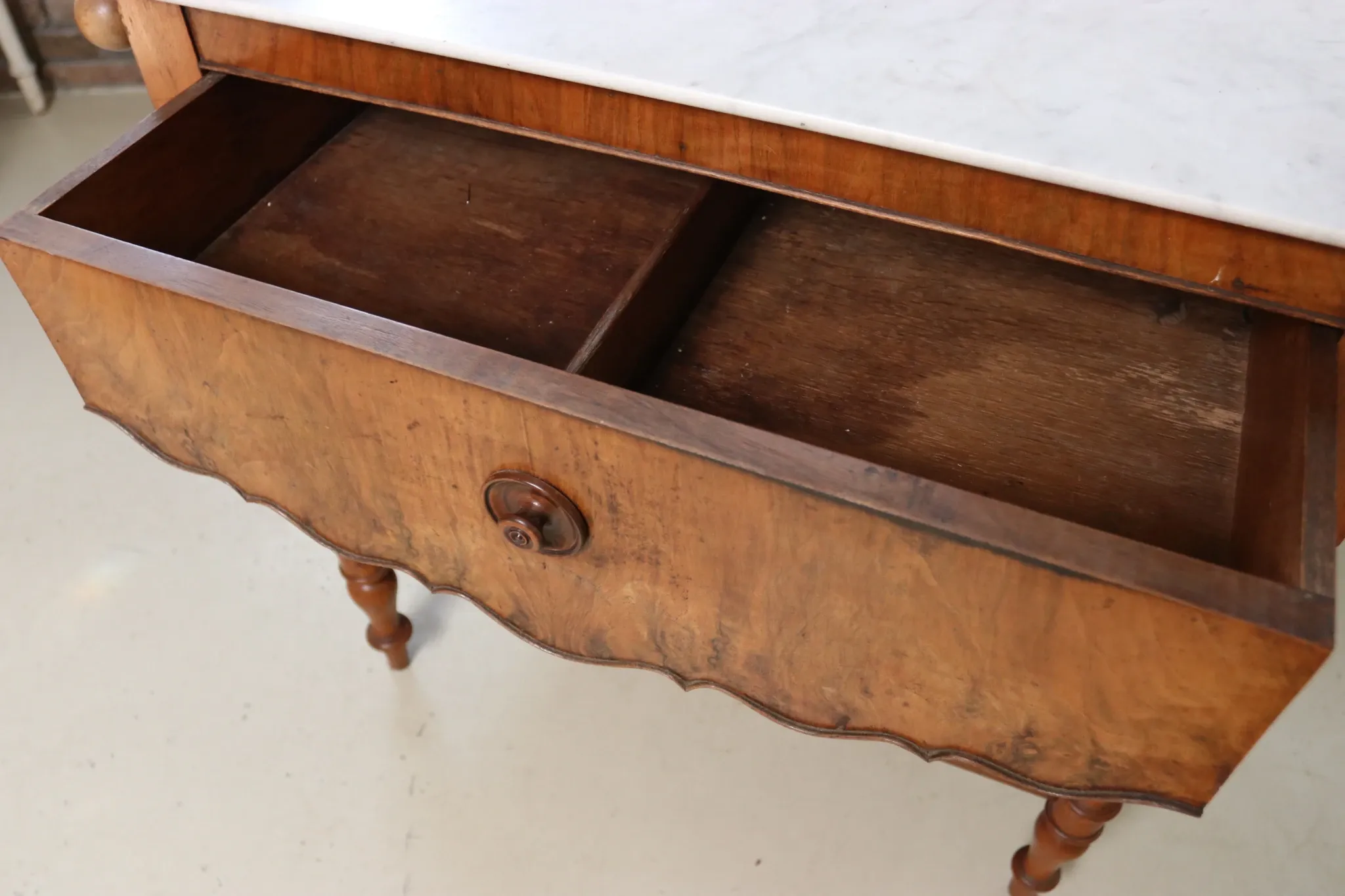 Walnut washstand with marble top and towel rails – Louis-Philippe, 19th c.