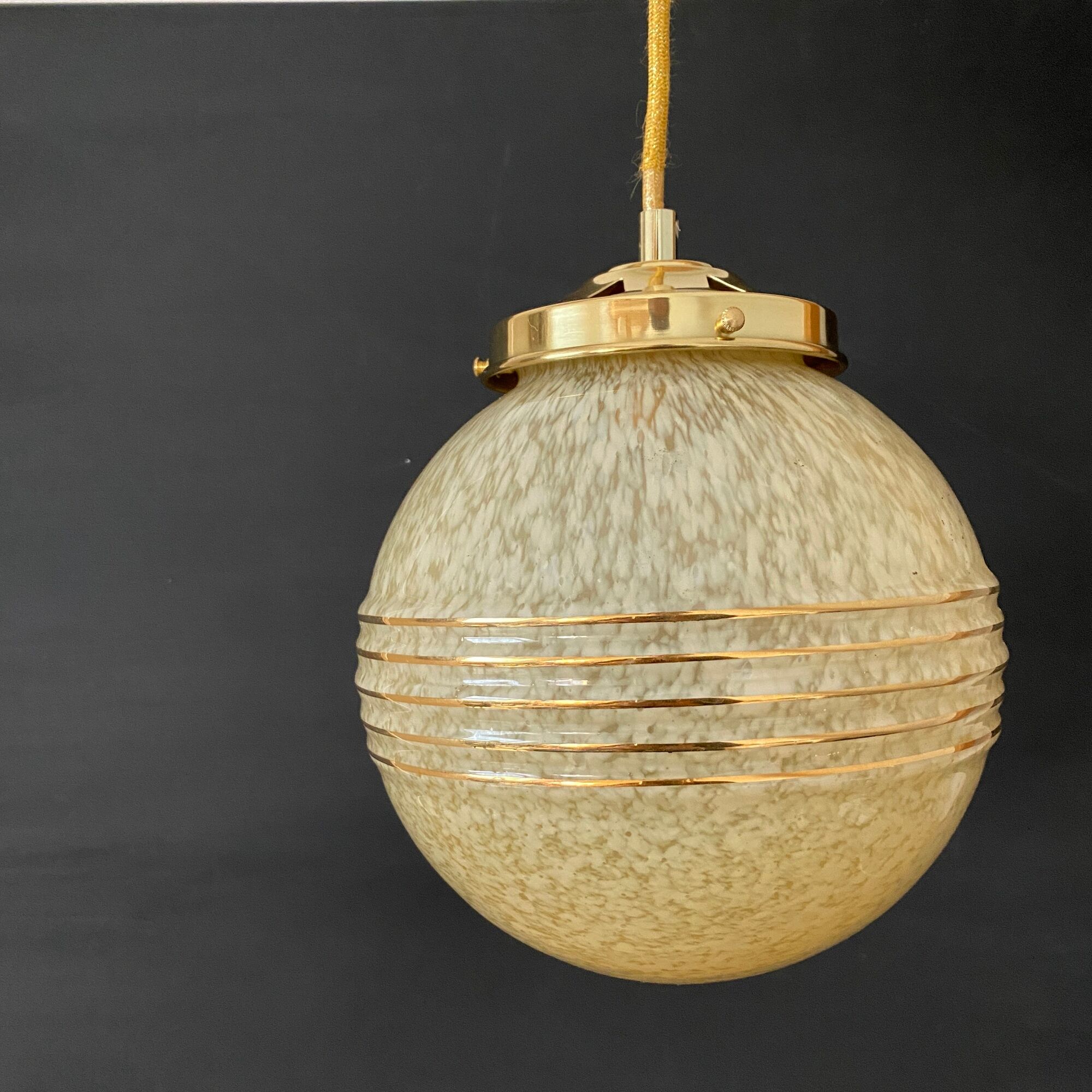 Vintage globe suspension in yellow and gold in Clichy glass