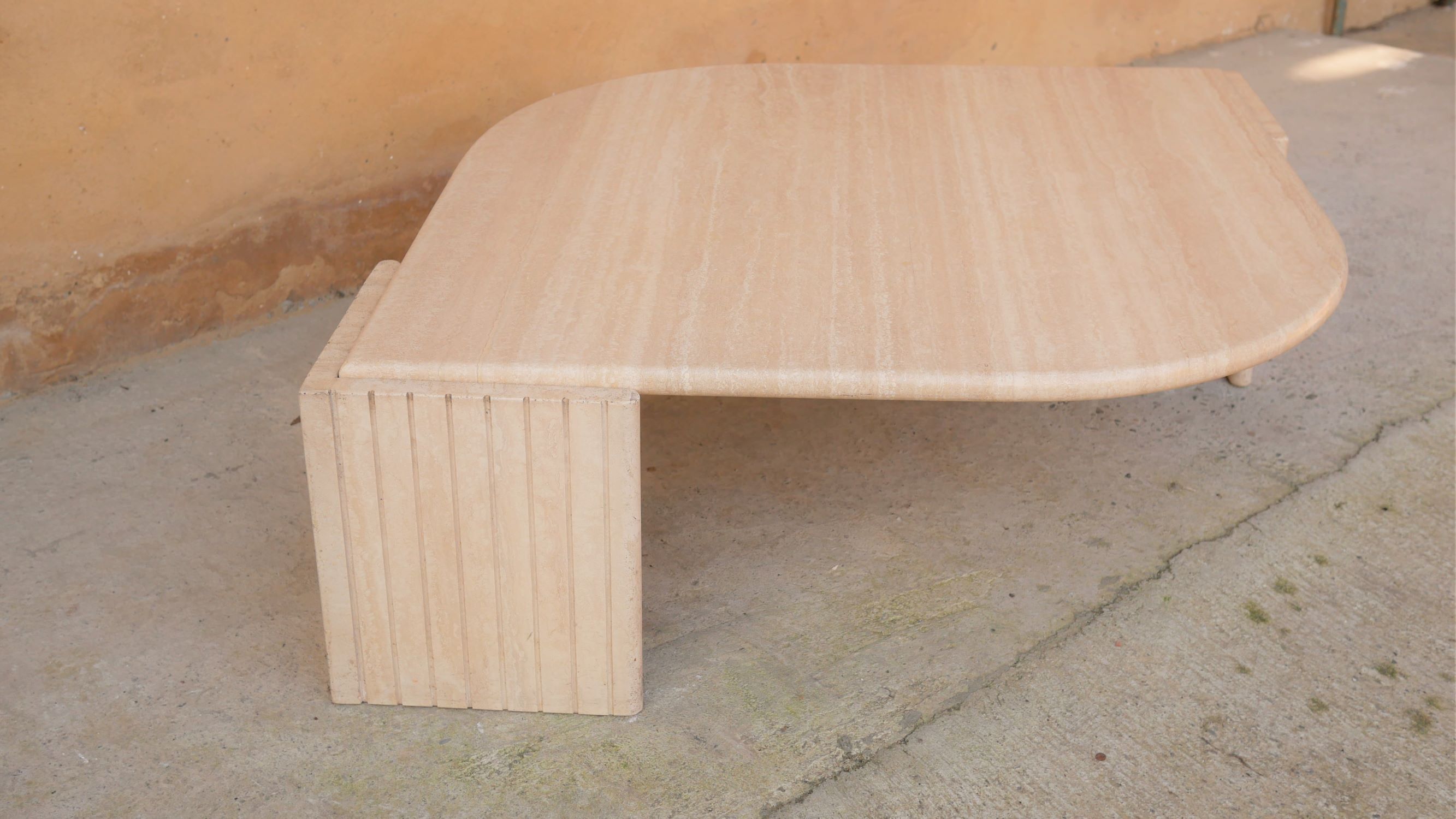 Table basse vintage en travertin par les éditions Roche Bobois