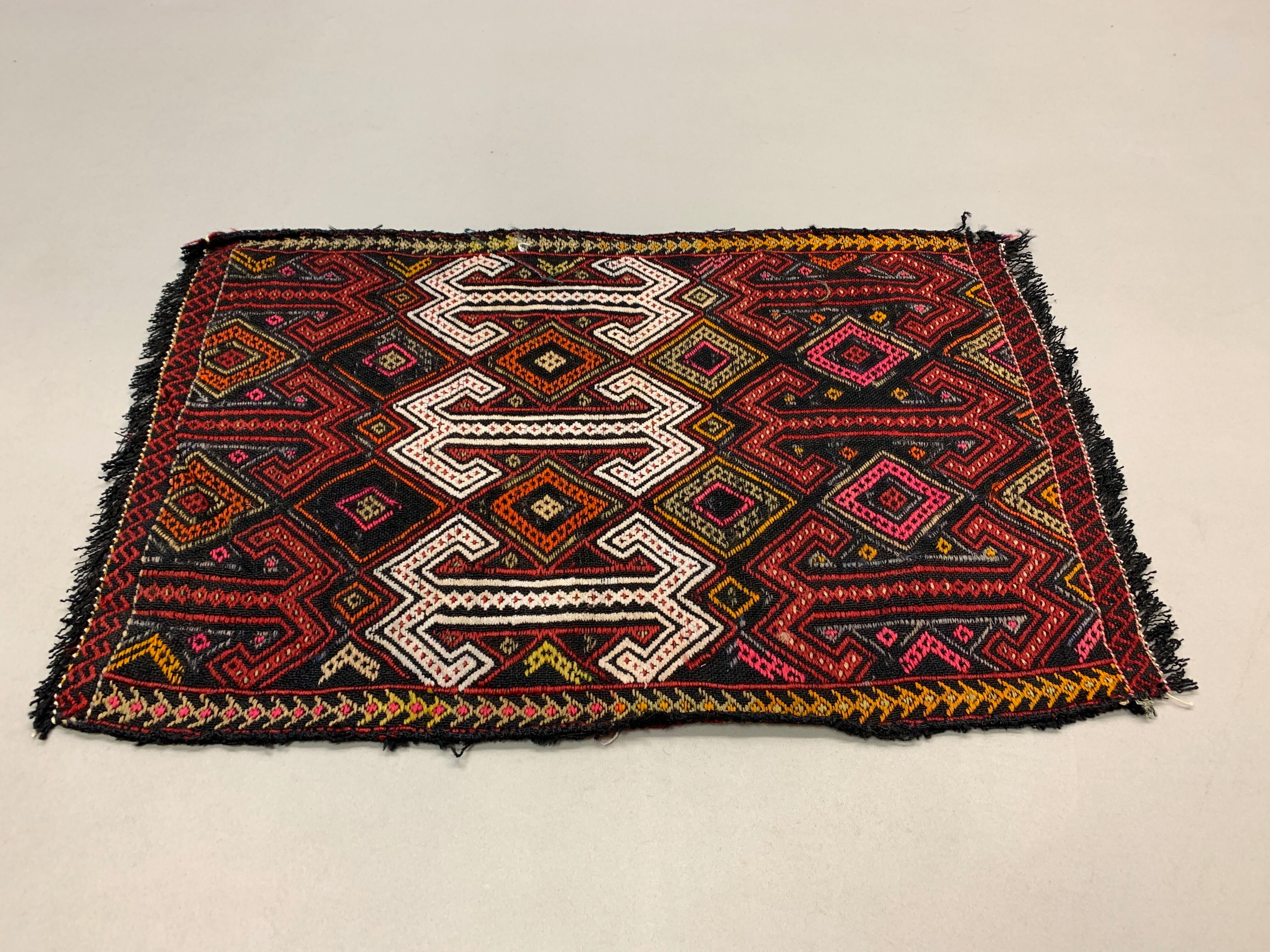 Vintage turkish mini kilim 76x50 cm shabby wool kelim rug black red green
