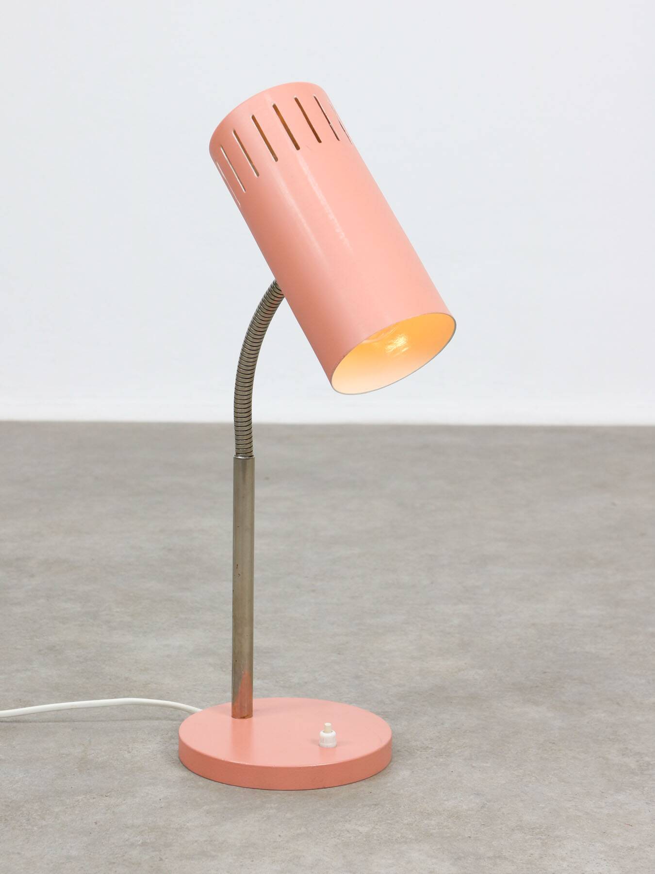 Mid-Century Modern Italian Table Lamp in Salmon and ChromeMid-Century Itali