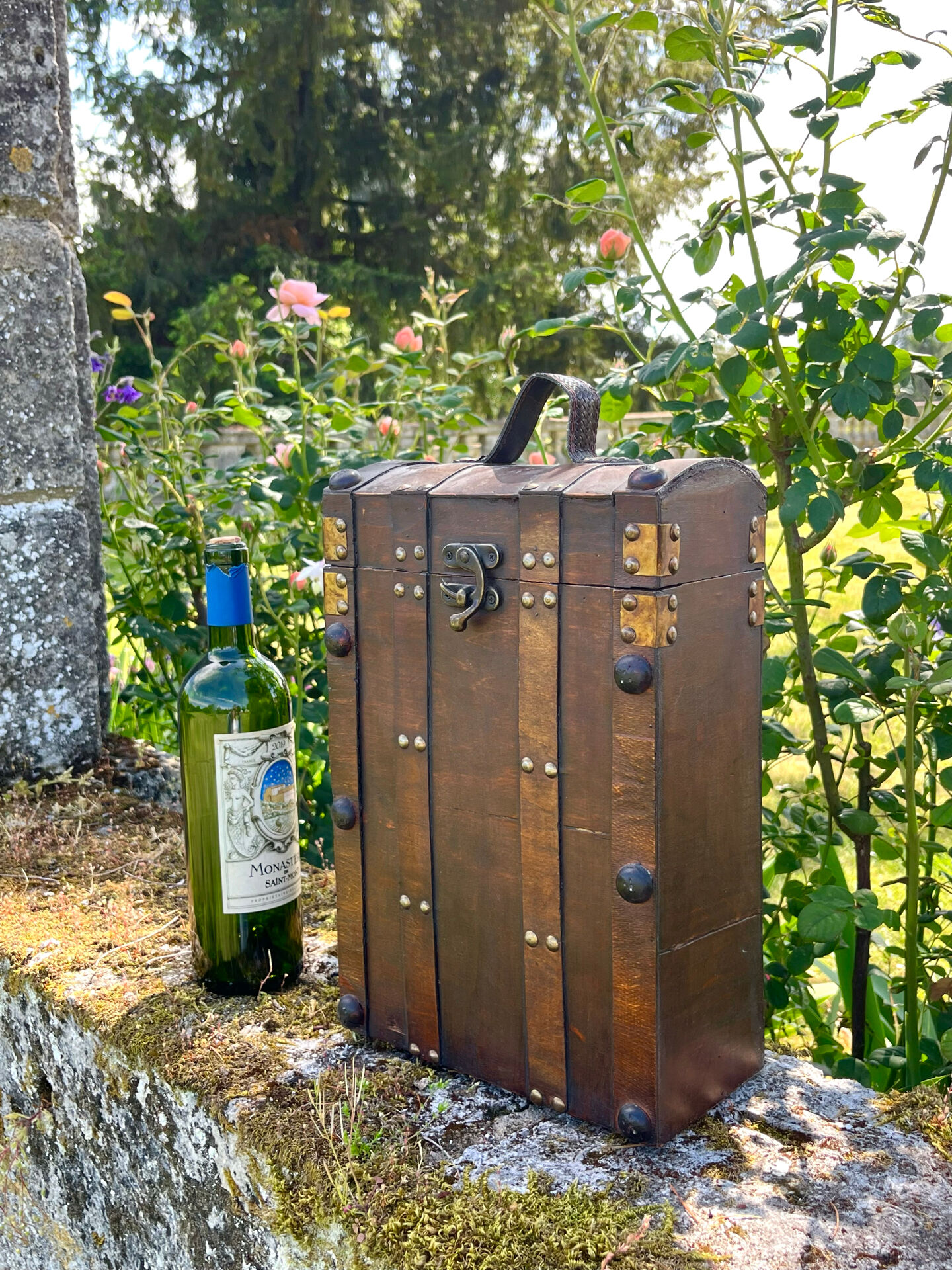 Coffre en bois pour deux bouteilles de vin avec compartiment secret