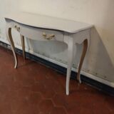Classic curved style console
