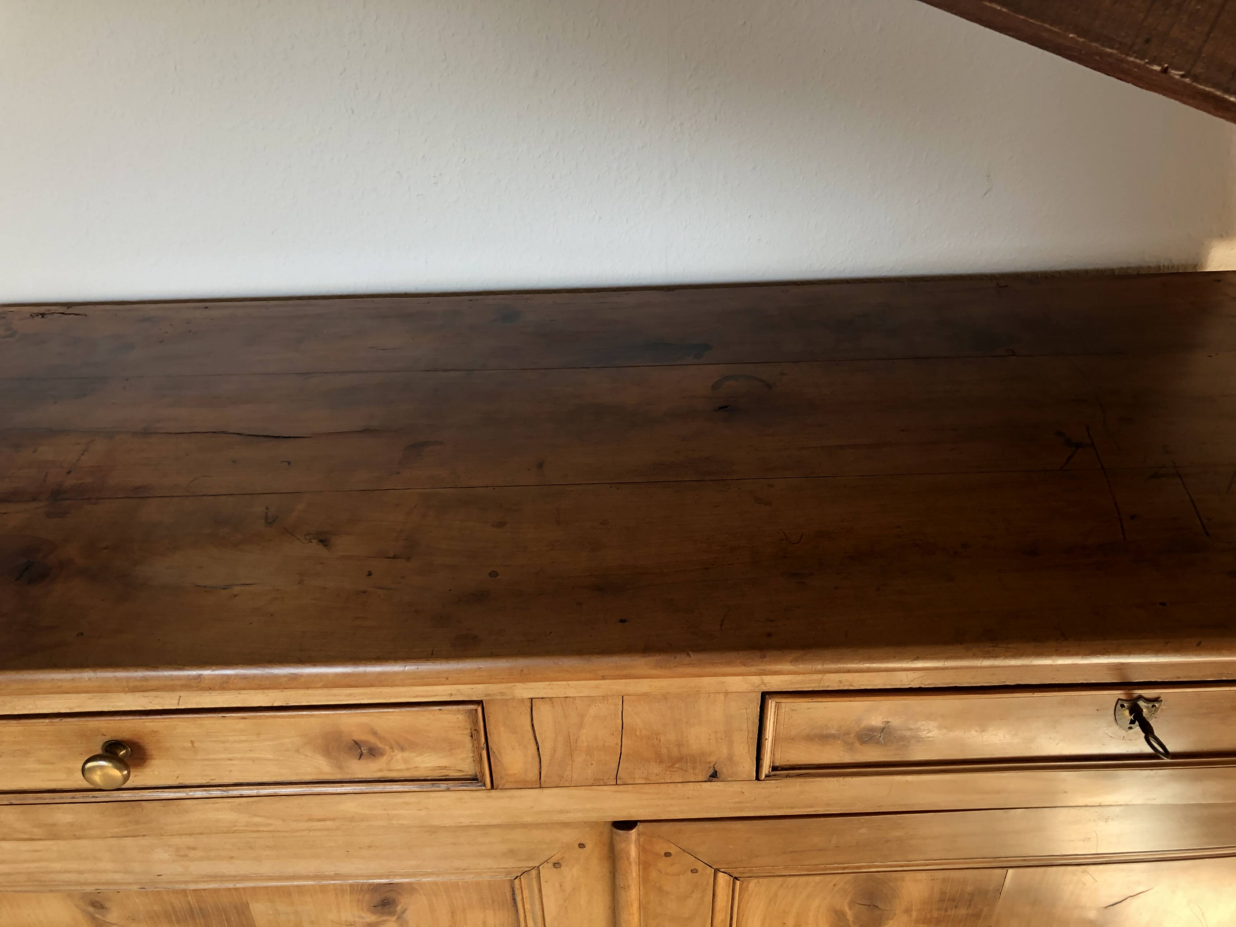 Buffet ancien en noyer blond