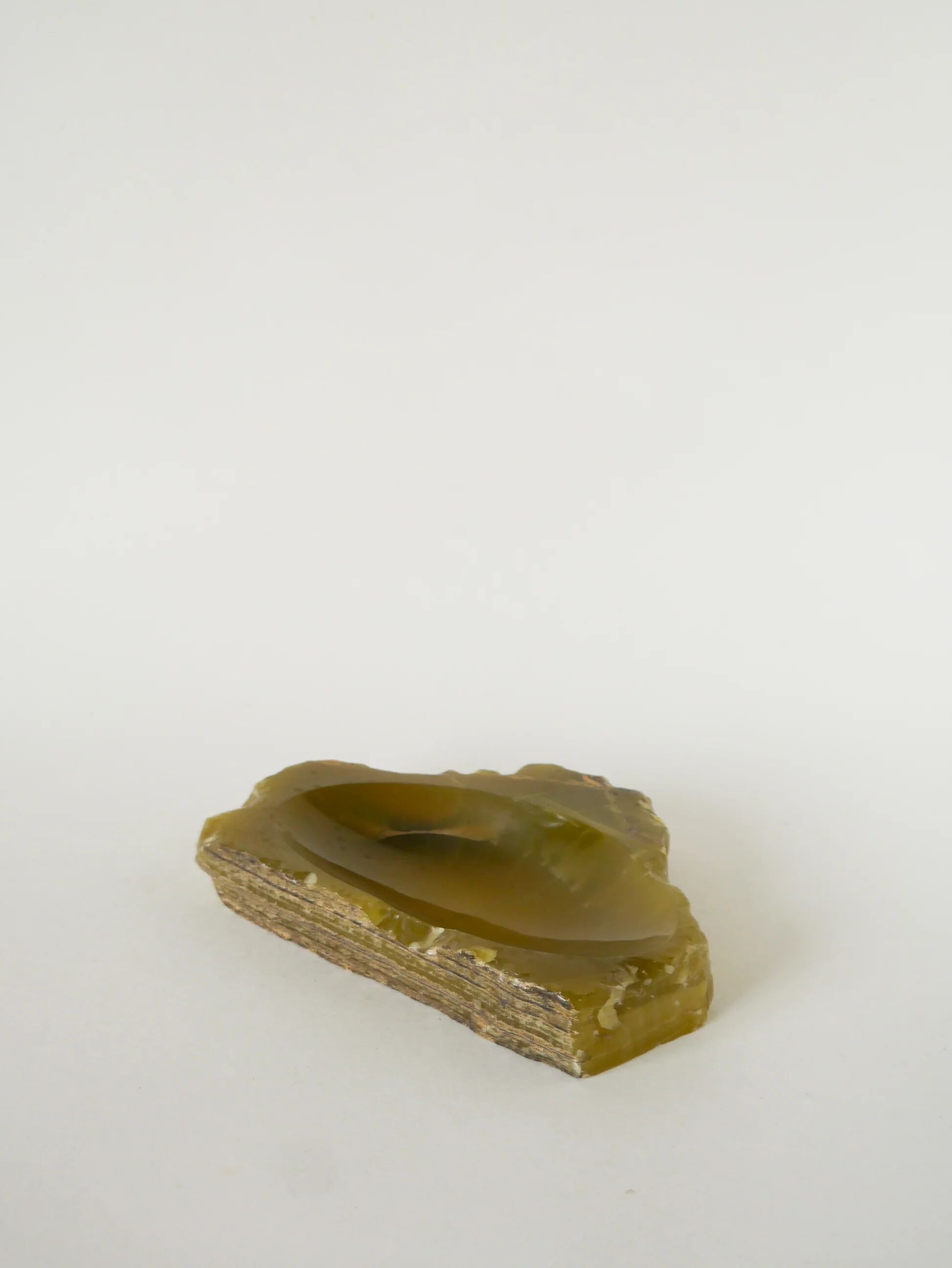 Très grand vide-poche en albâtre, forme libre, ocre, 1970