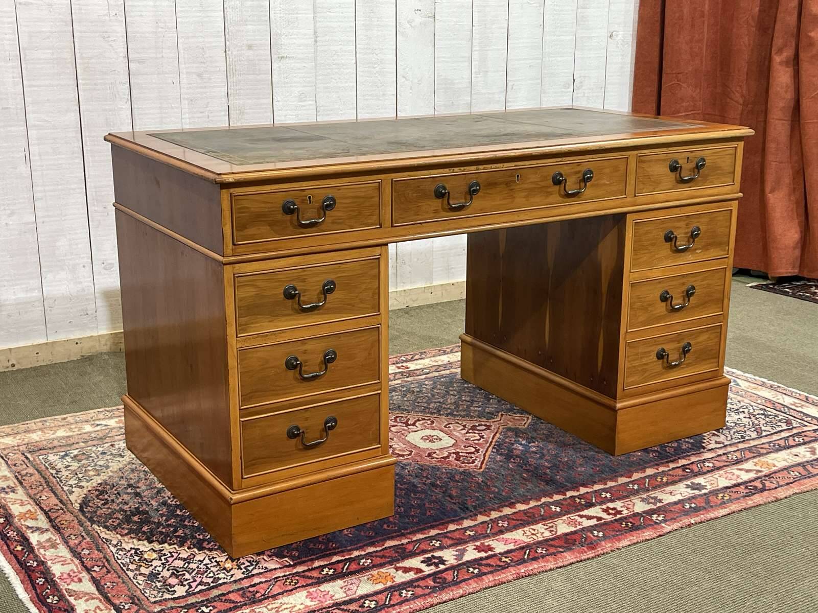 Bureau plat à caissons anglais des années 1950 en if