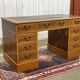 Bureau plat à caissons anglais des années 1950 en if